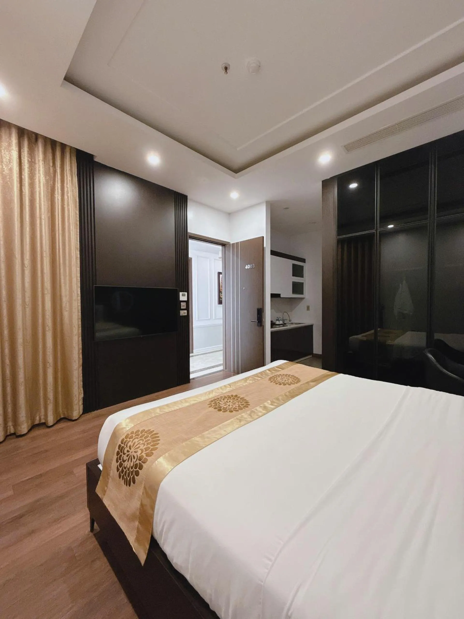 Bed in Queen Hotel Hoàng Gia