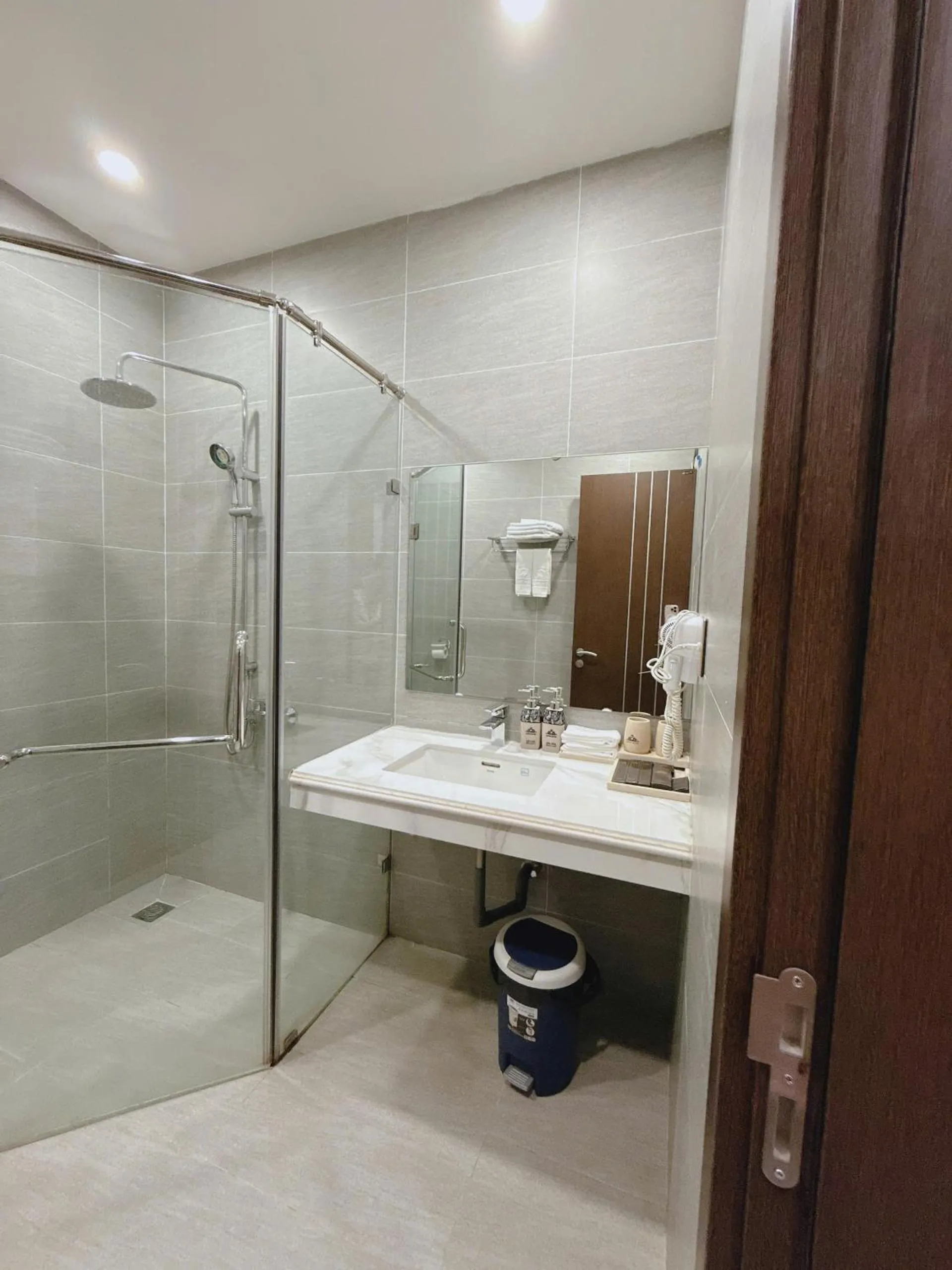 Queen Hotel Hoàng Gia