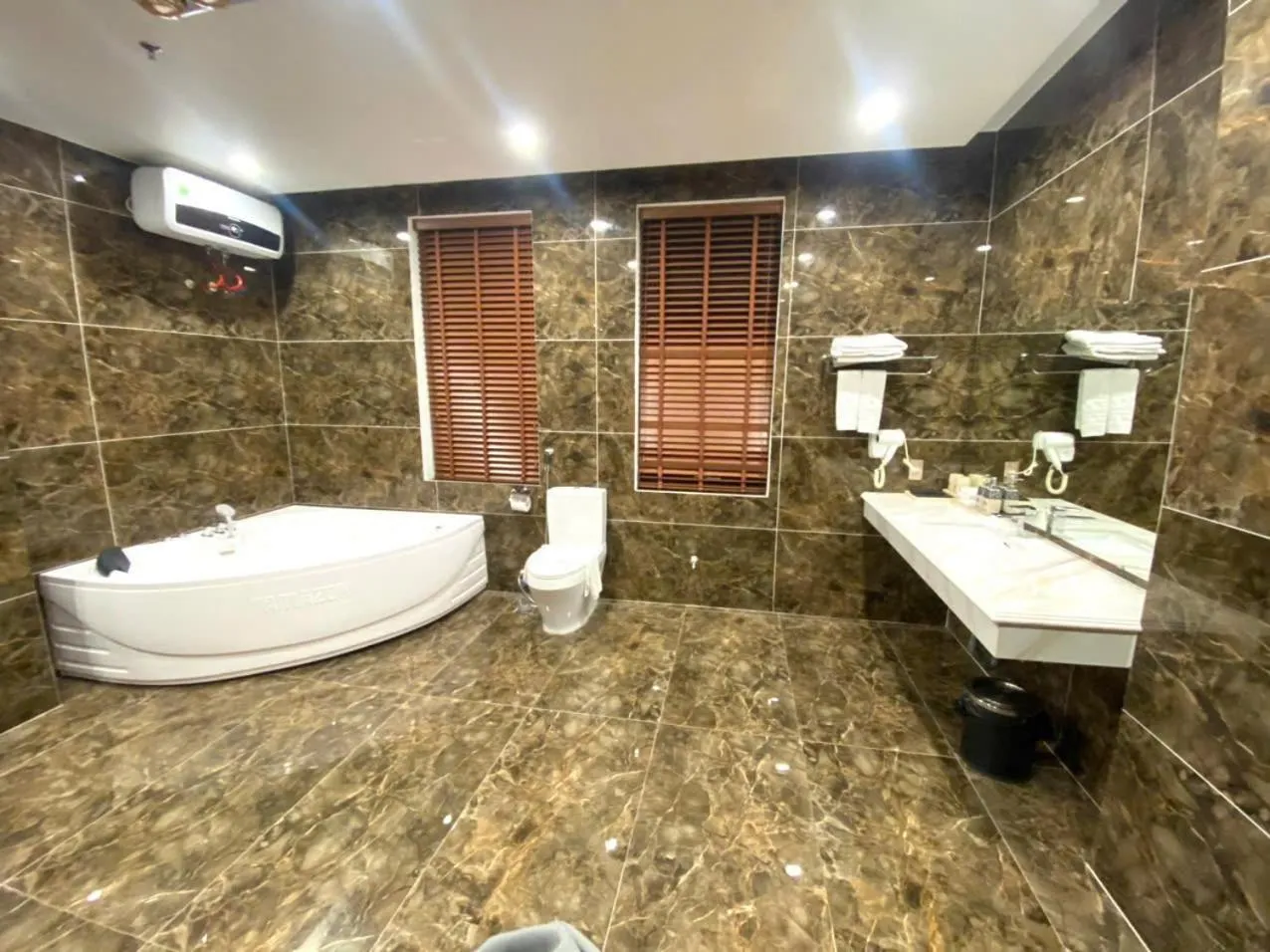 Queen Hotel Hoàng Gia