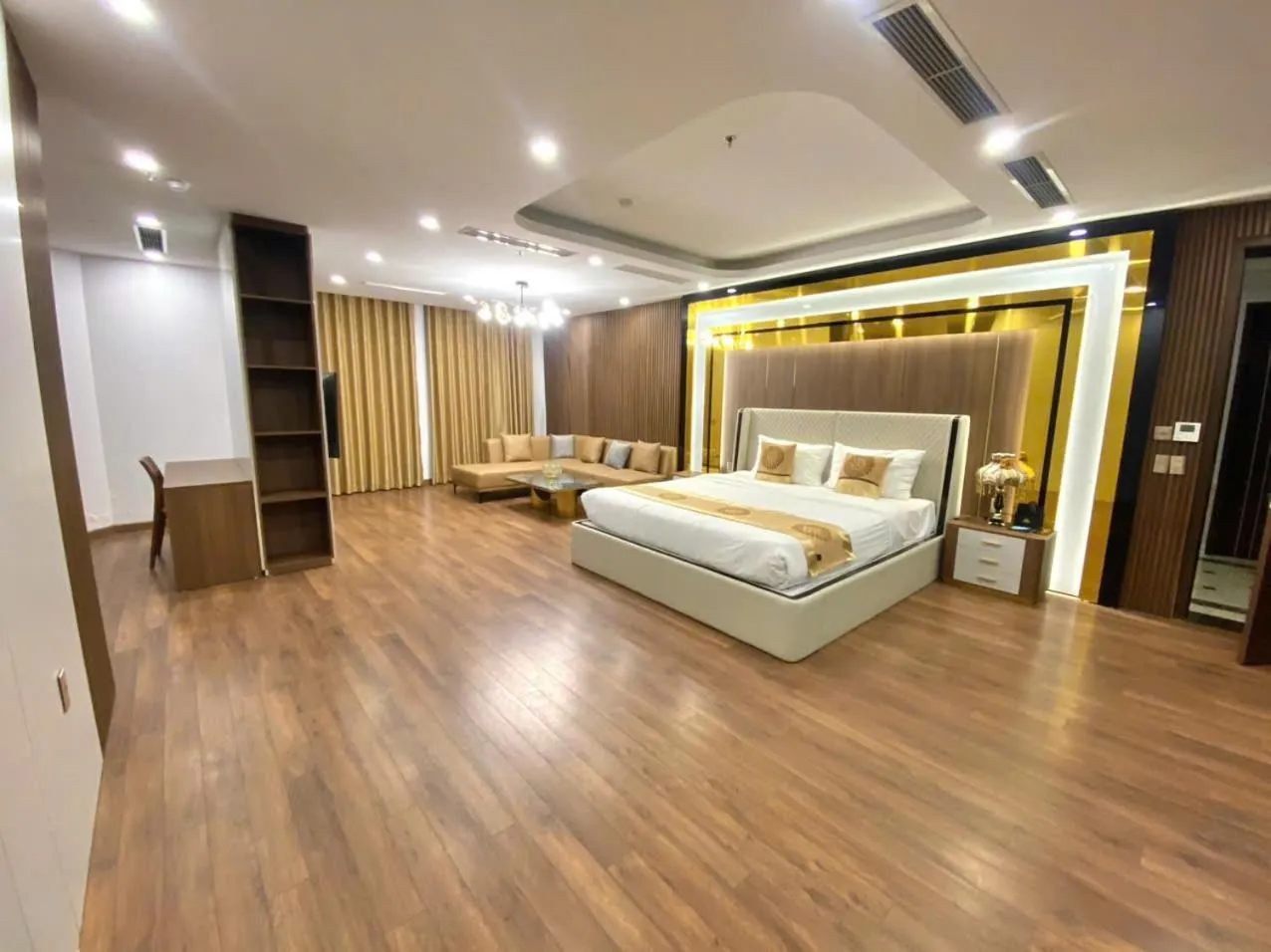 Bed in Queen Hotel Hoàng Gia