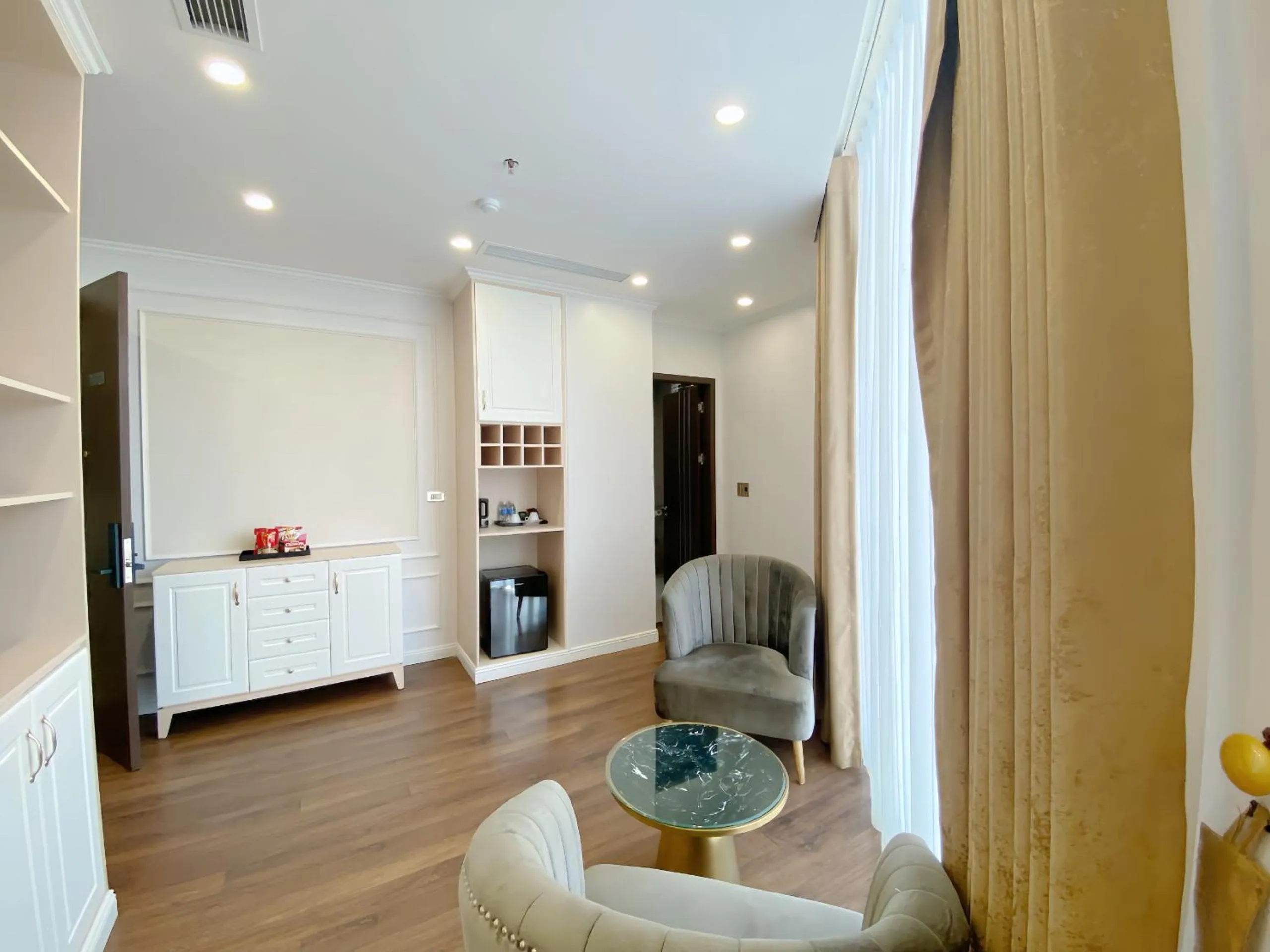 Queen Hotel Hoàng Gia