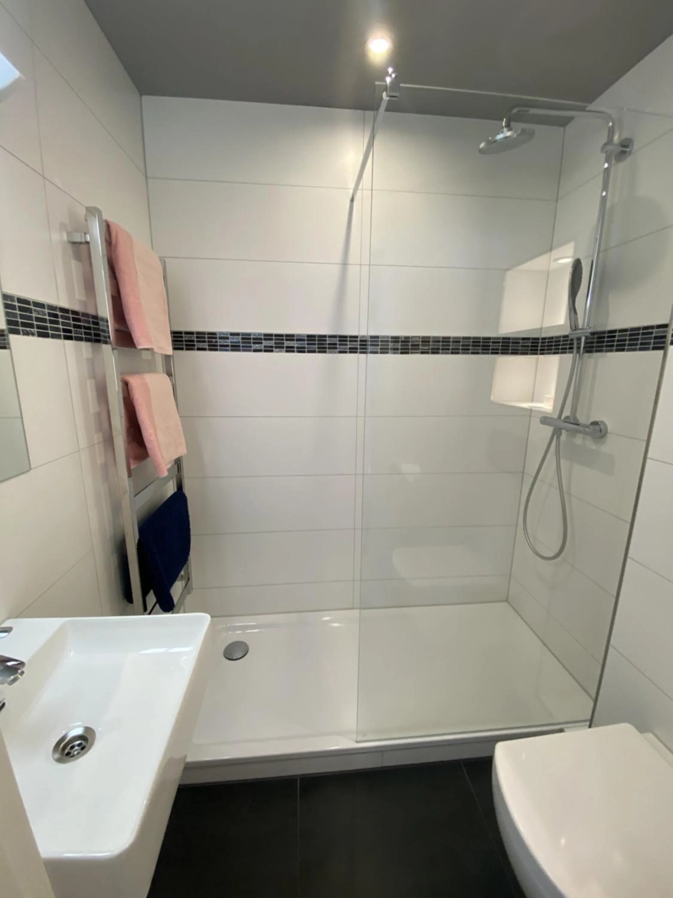 Shower in Hotel zum Hafen