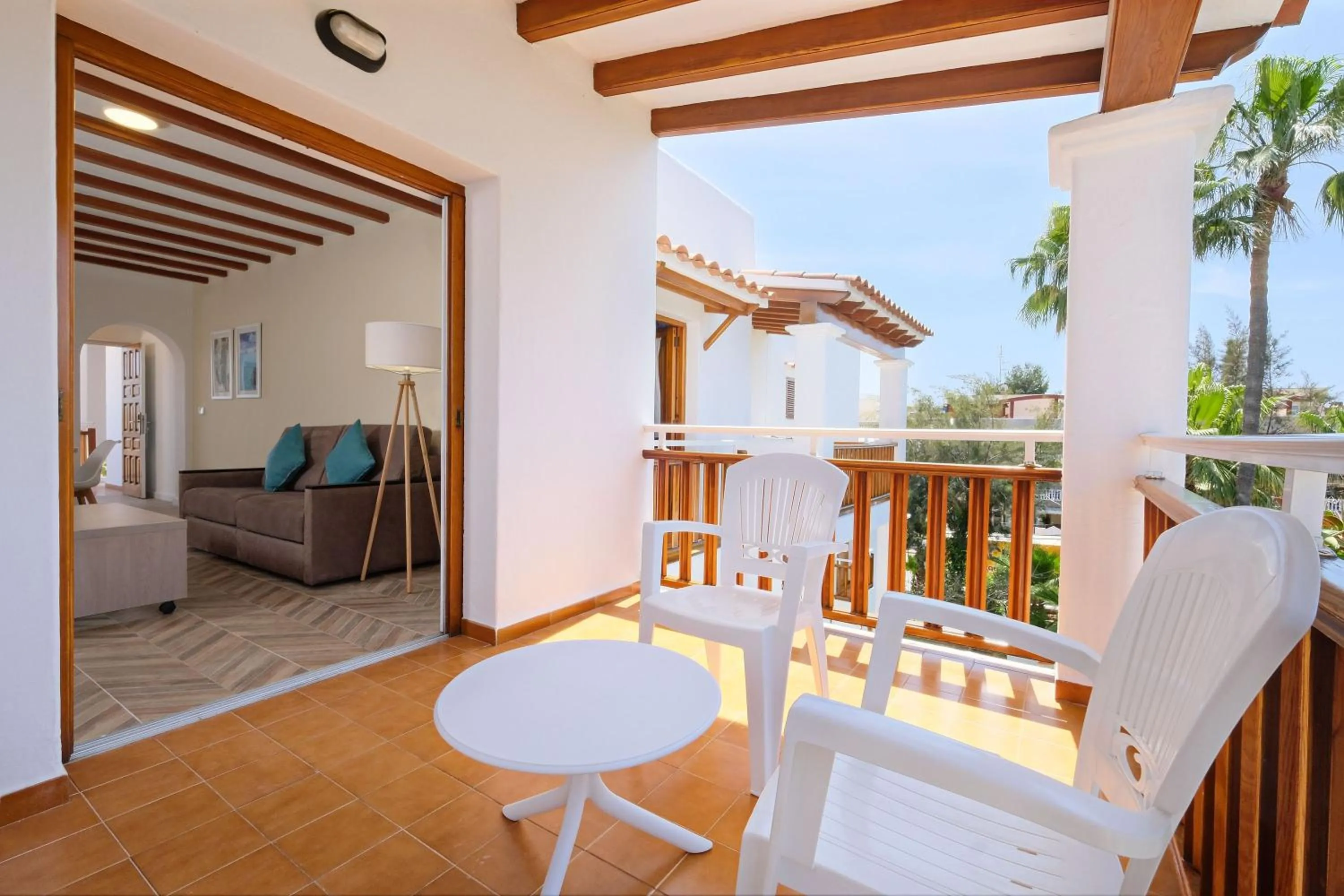 Decorative detail in azuLine Apartamentos Can Sanso