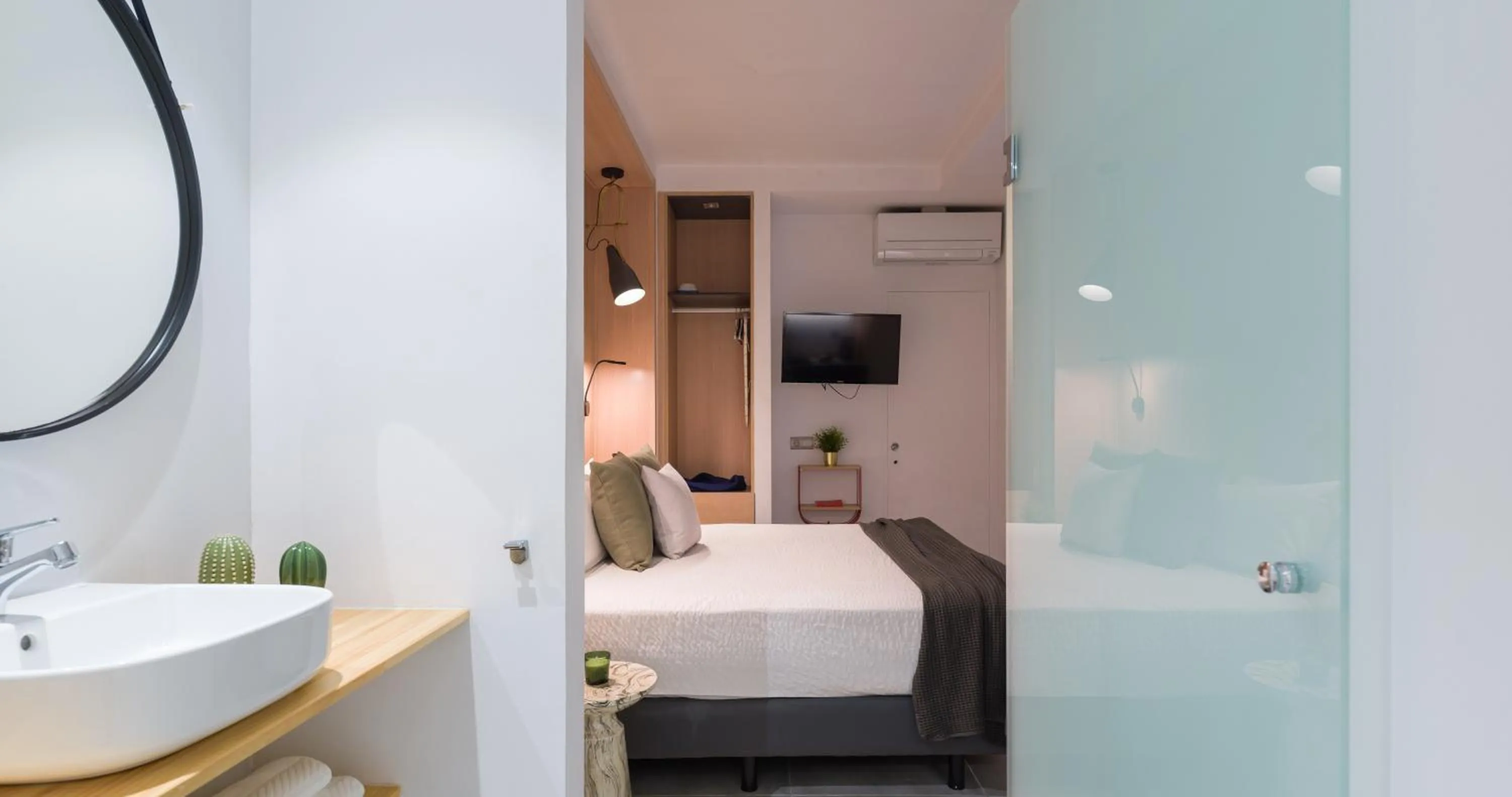 Bathroom, Bed in Tusity One