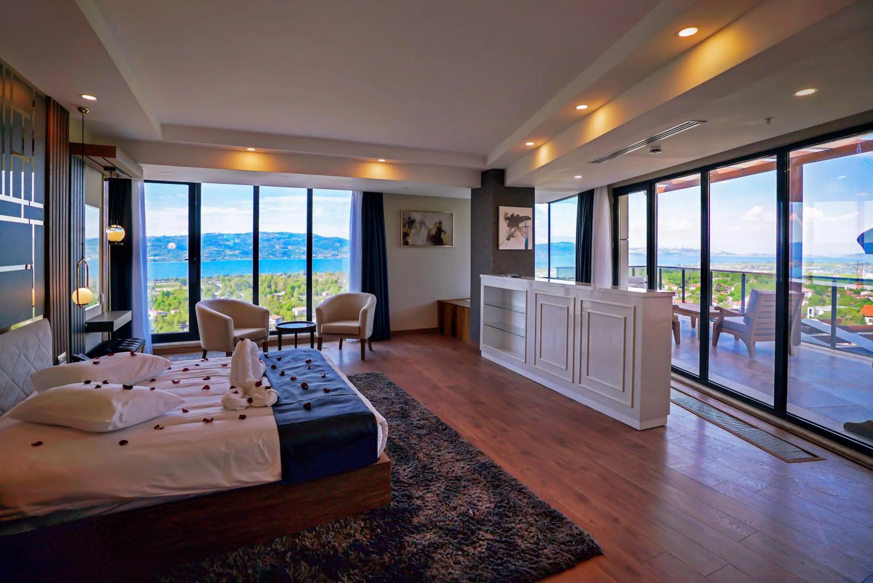 Photo of the whole room in Cabir Deluxe Hotel Sapanca