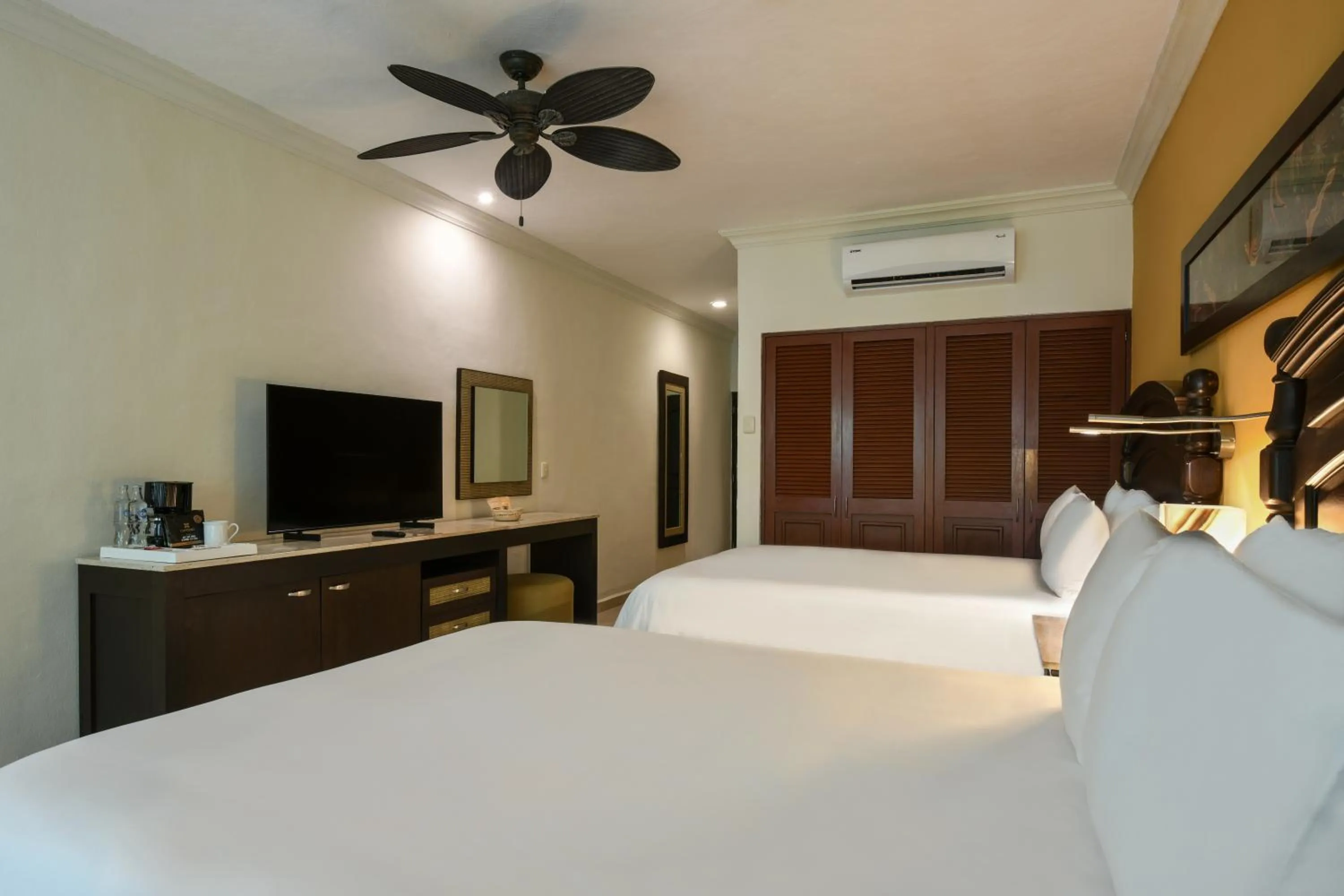 Communal lounge/ TV room, Bed in El Dorado Seaside Palms, Catamarán, Ecoturistic Ranch, All & More Inclusive - Adults Only