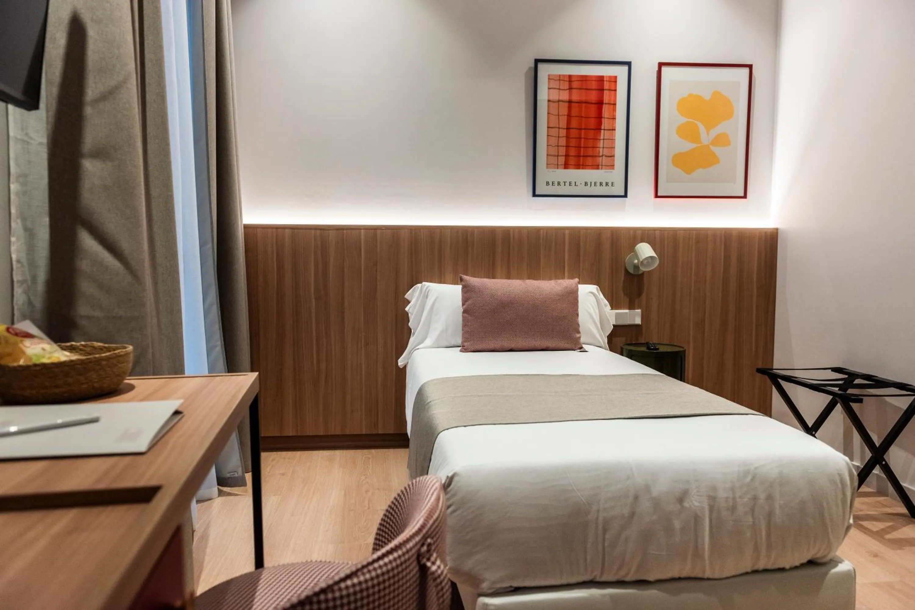 Bedroom, Bed in Hotel California