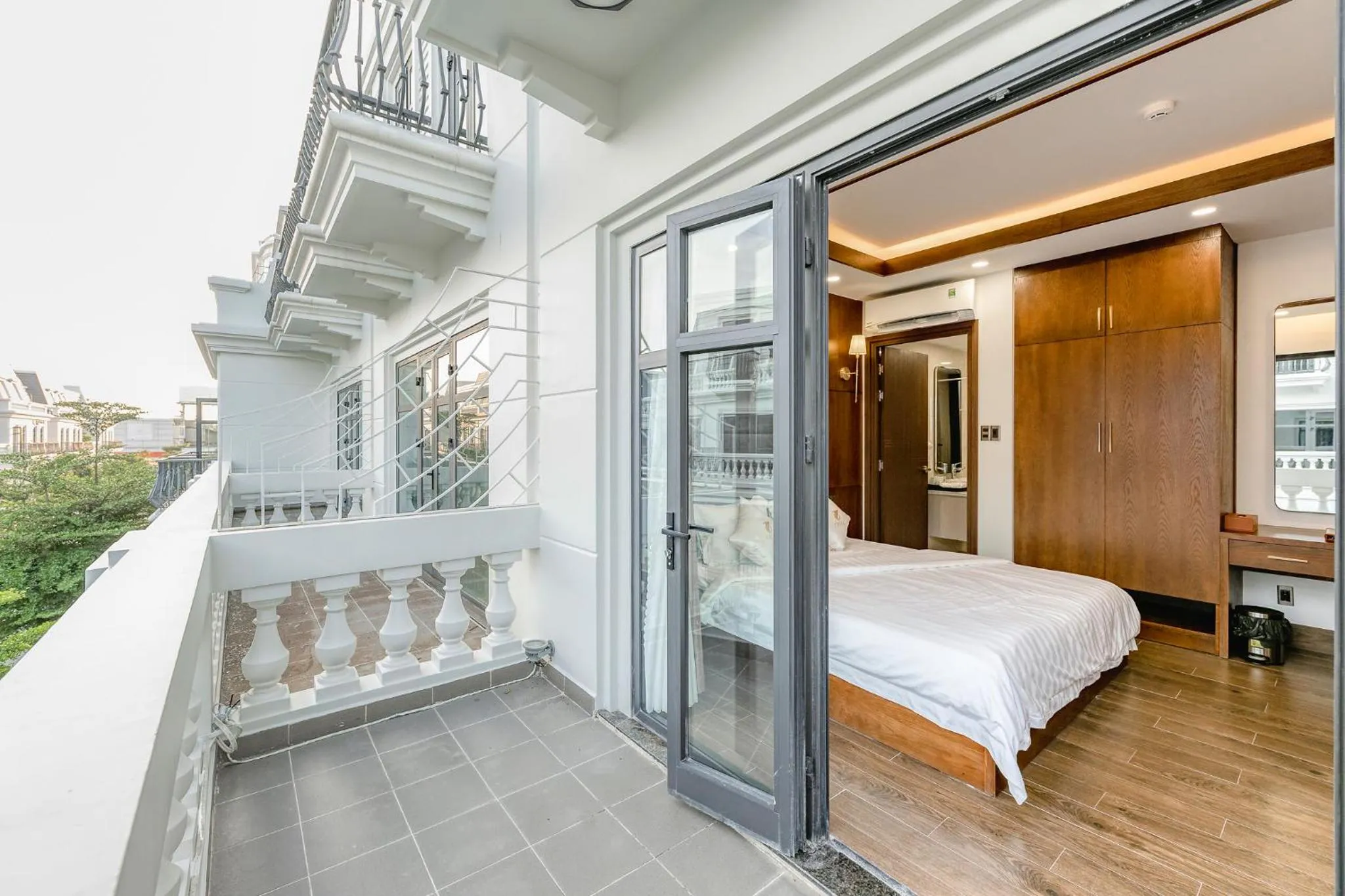 Balcony/Terrace, Bed in Hotel Trí Lê