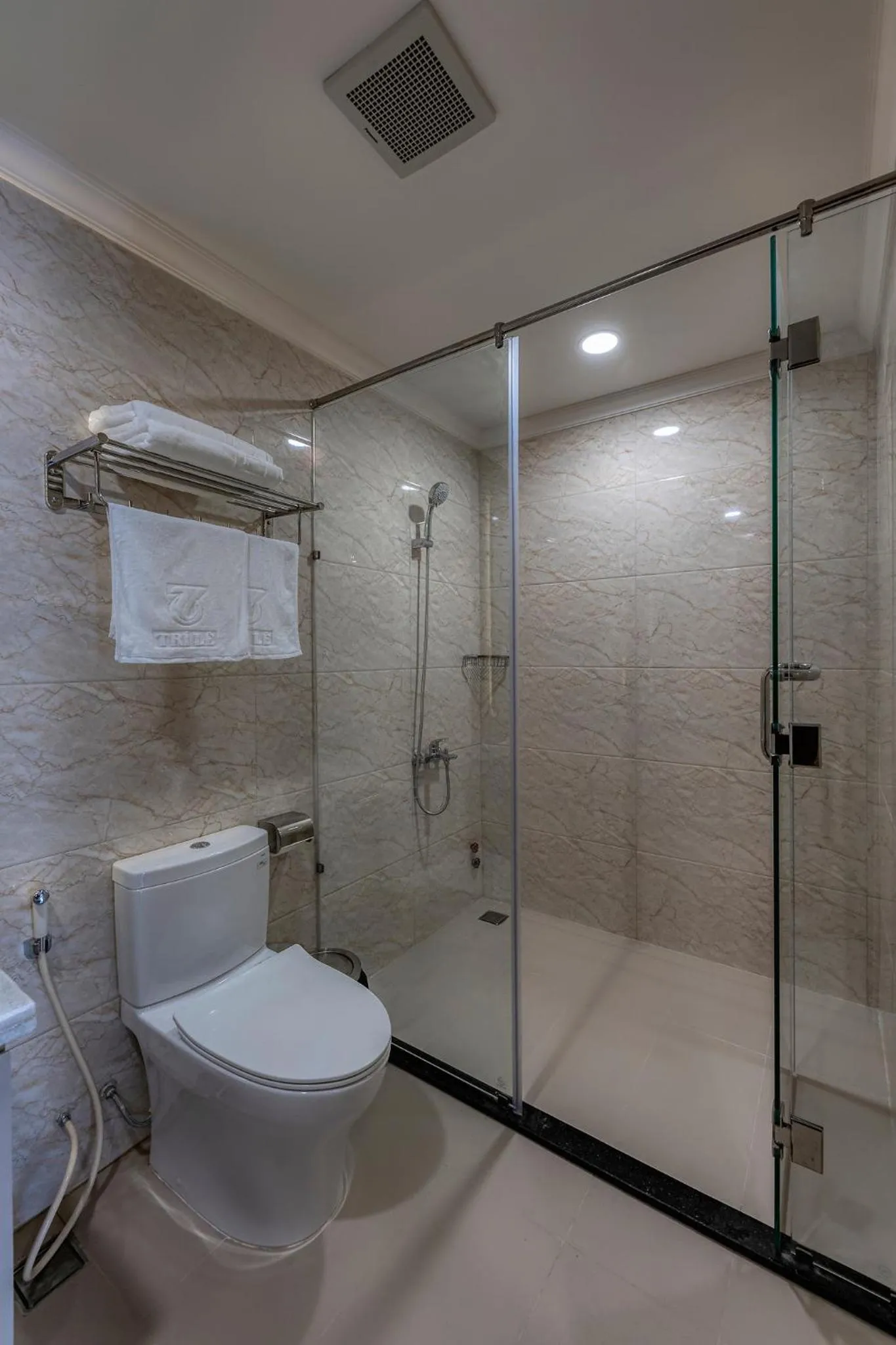 Bathroom in Hotel Trí Lê