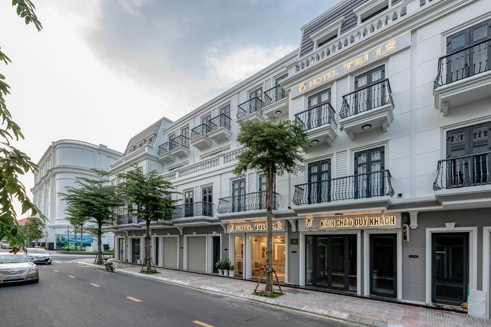 Property building in Hotel Trí Lê