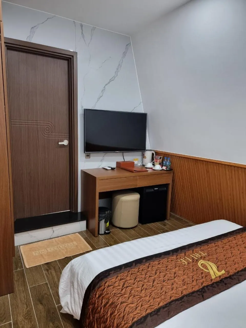 TV and multimedia, Bed in Hotel Trí Lê