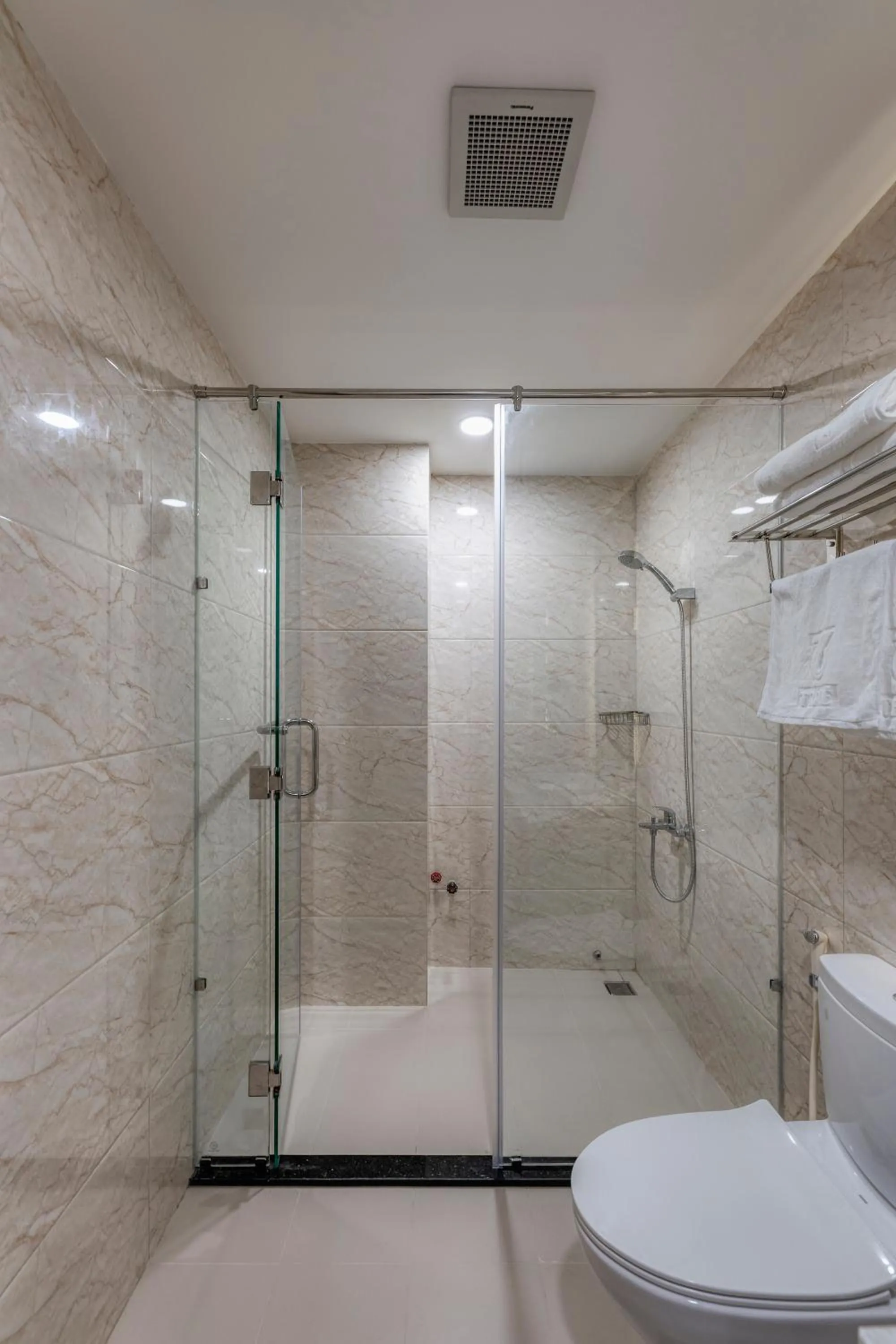 Bathroom in Hotel Trí Lê