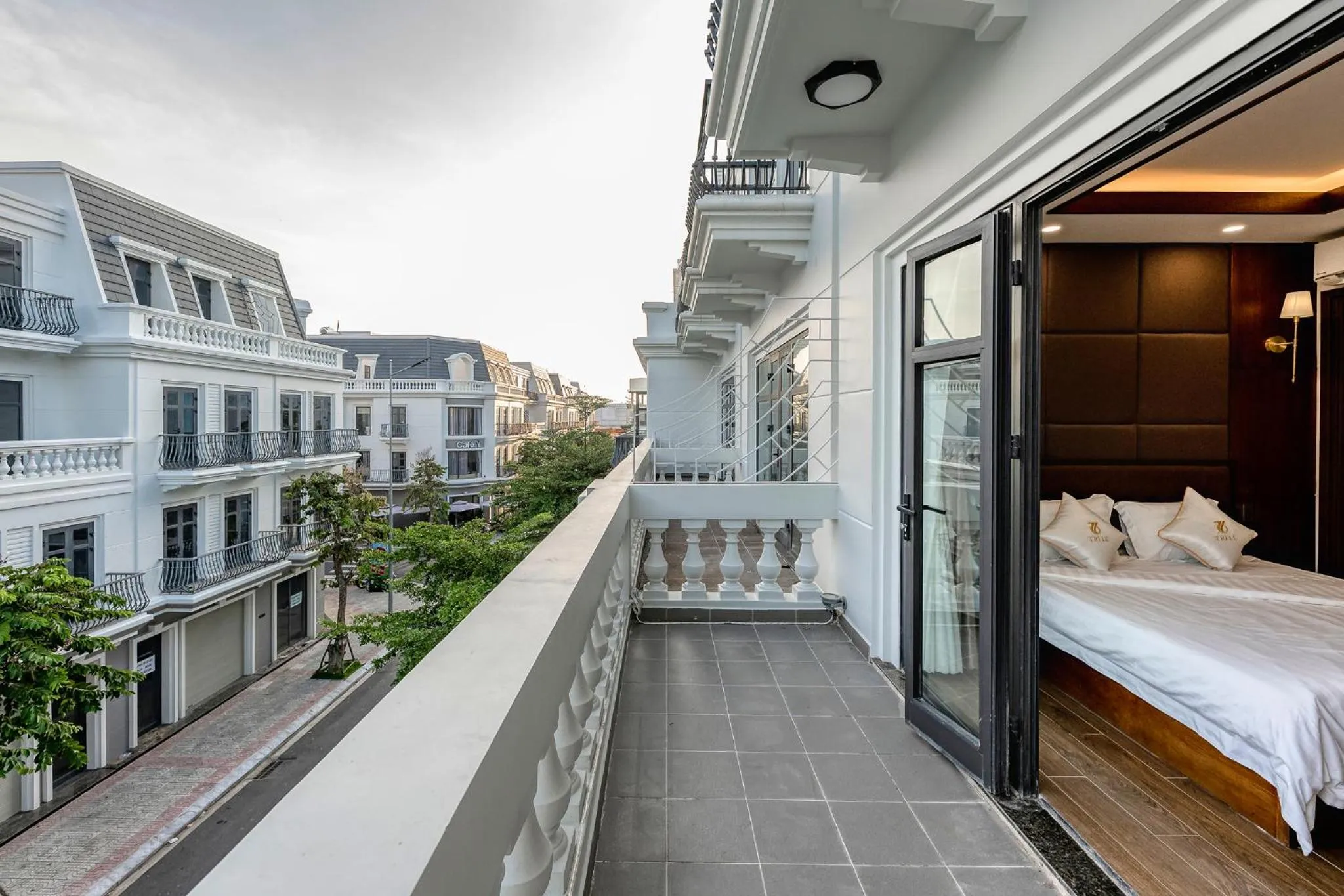 Balcony/Terrace, Bed in Hotel Trí Lê