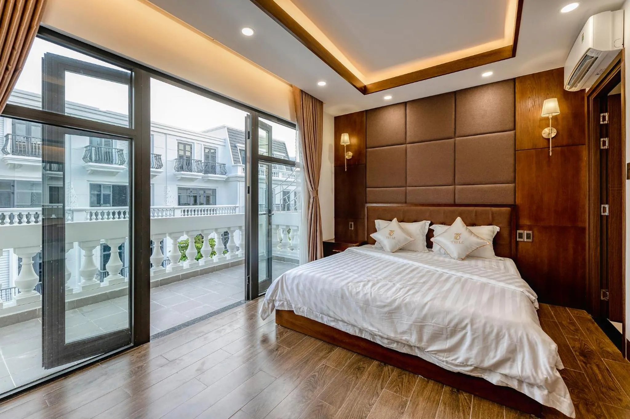 Balcony/Terrace, Bed in Hotel Trí Lê