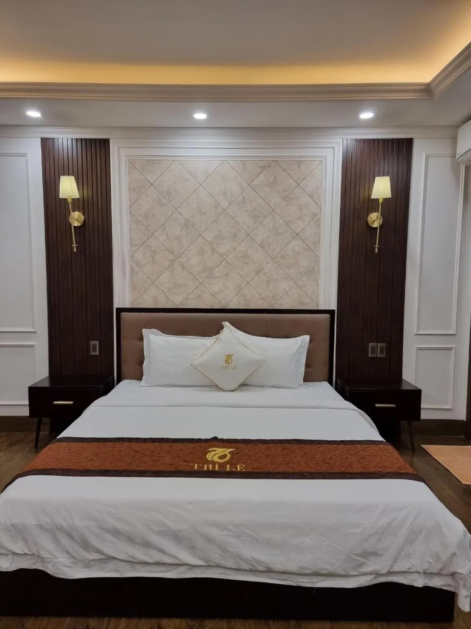 Bedroom, Bed in Hotel Trí Lê
