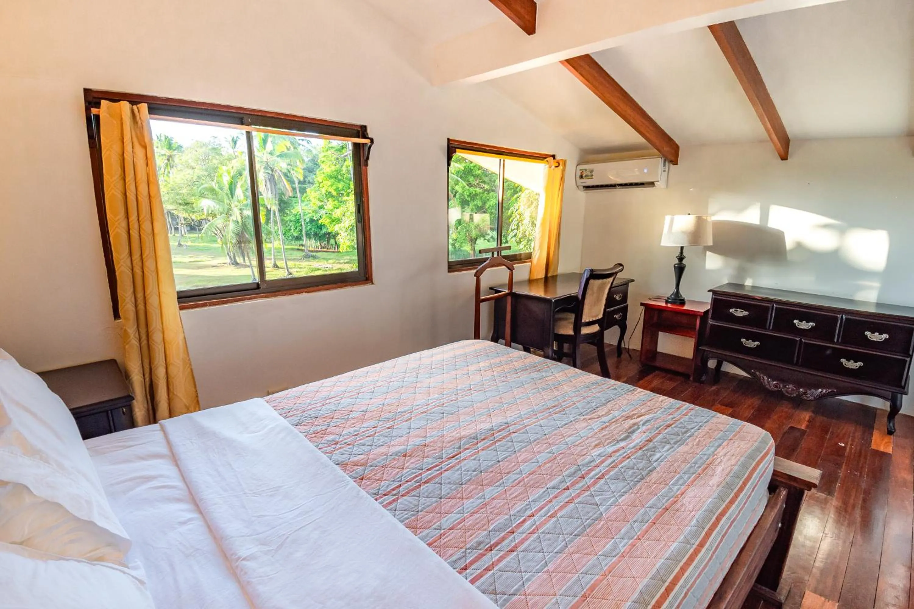 Photo of the whole room, Bed in Sunset del Mar Beach Resort