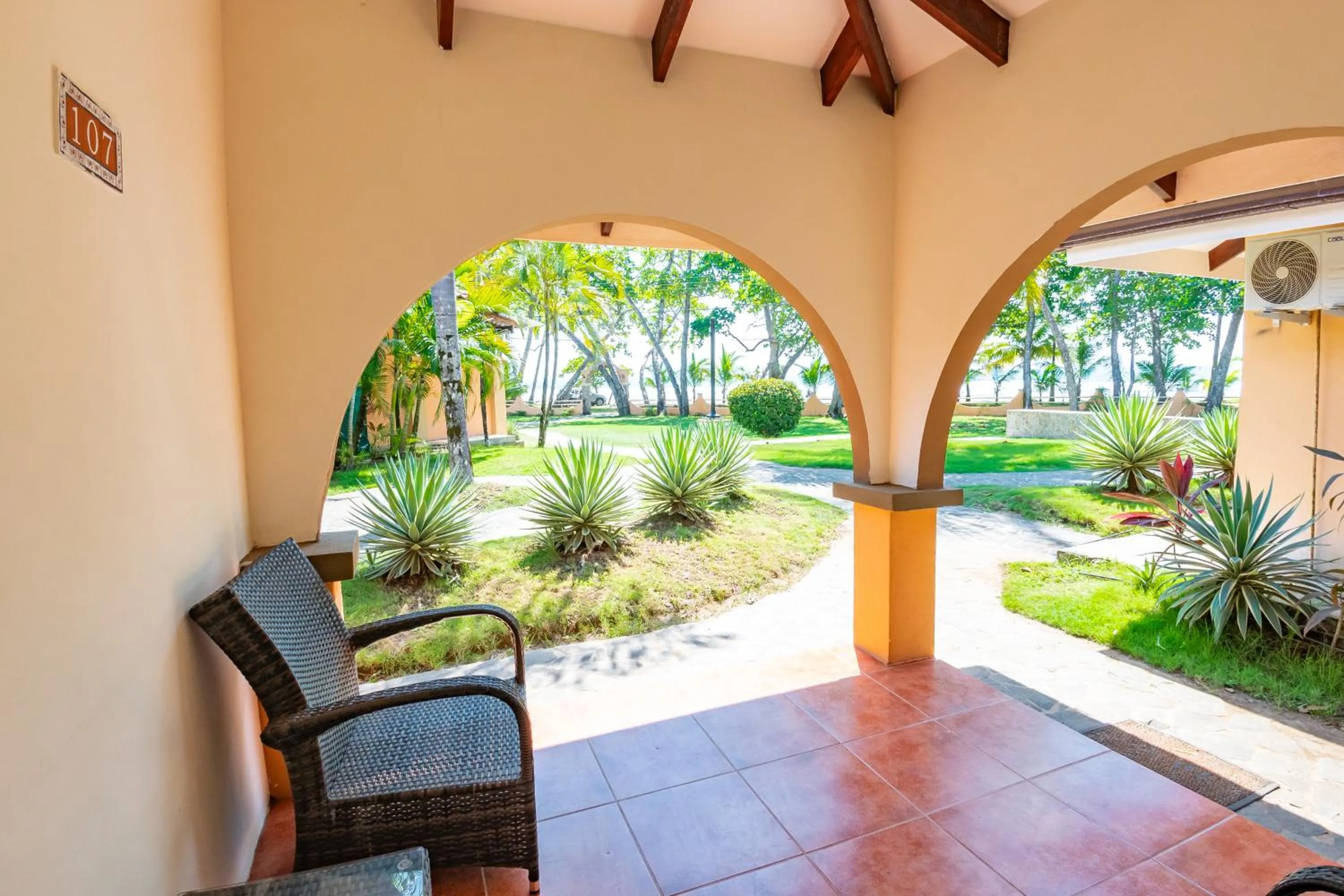 Seating area in Sunset del Mar Beach Resort
