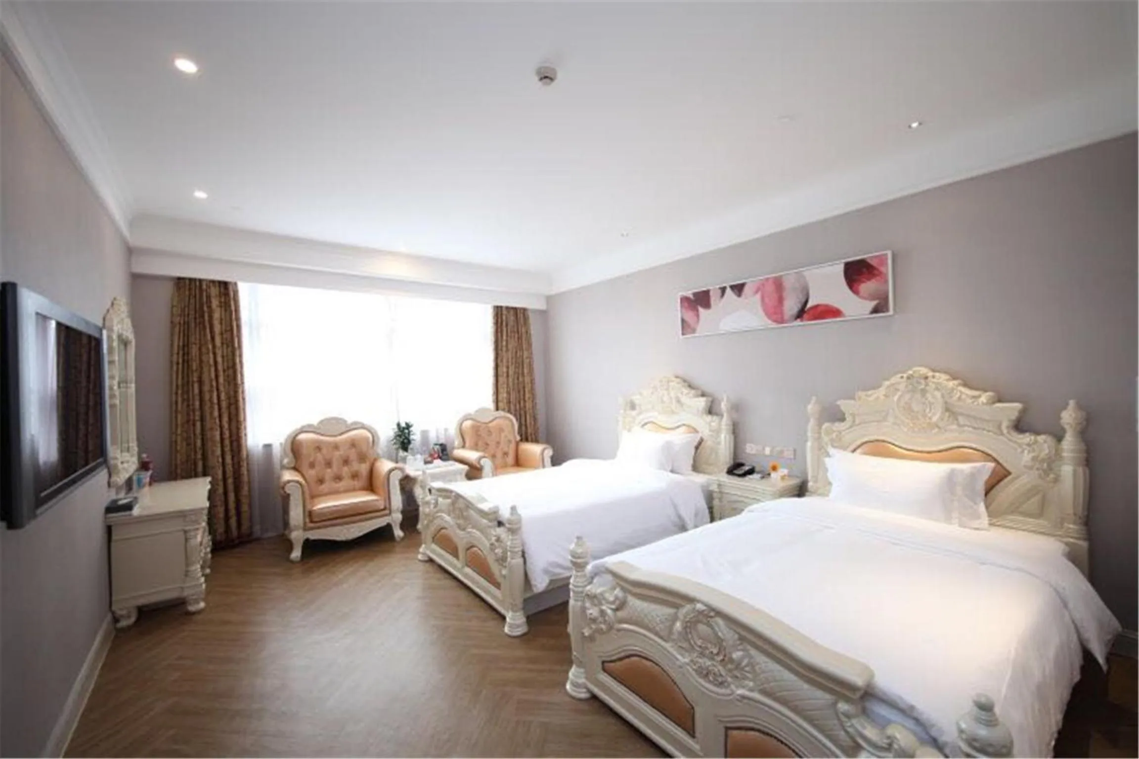 Photo of the whole room, Bed in Nan Yang Royal Hotel