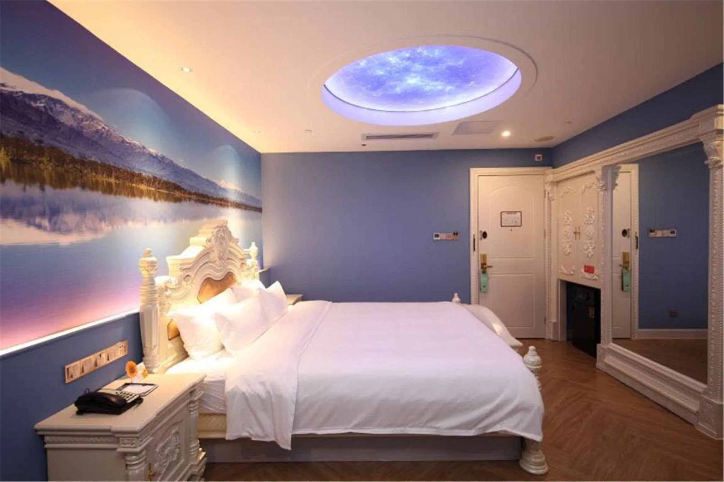 Photo of the whole room, Bed in Nan Yang Royal Hotel