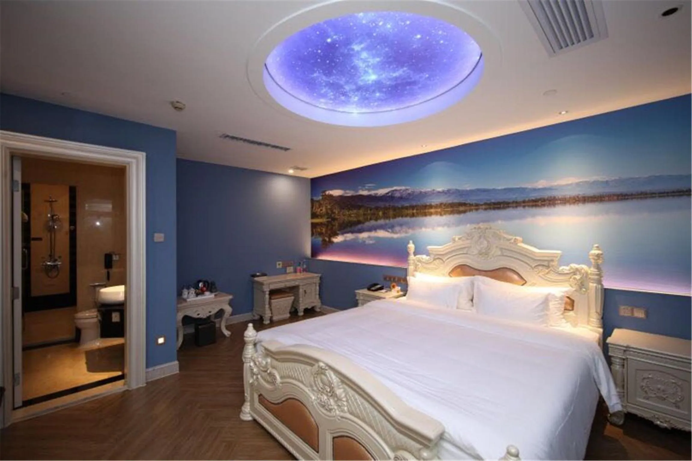 Photo of the whole room, Bed in Nan Yang Royal Hotel