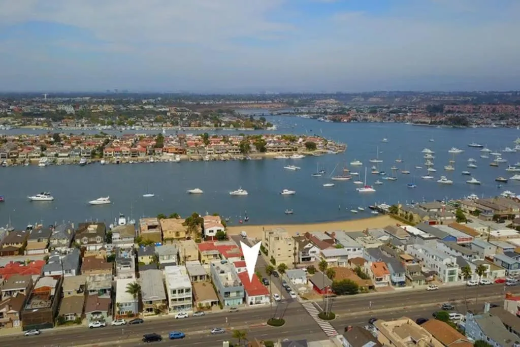 1000#3 Renovated Home by Beach & Sand - AC & More!