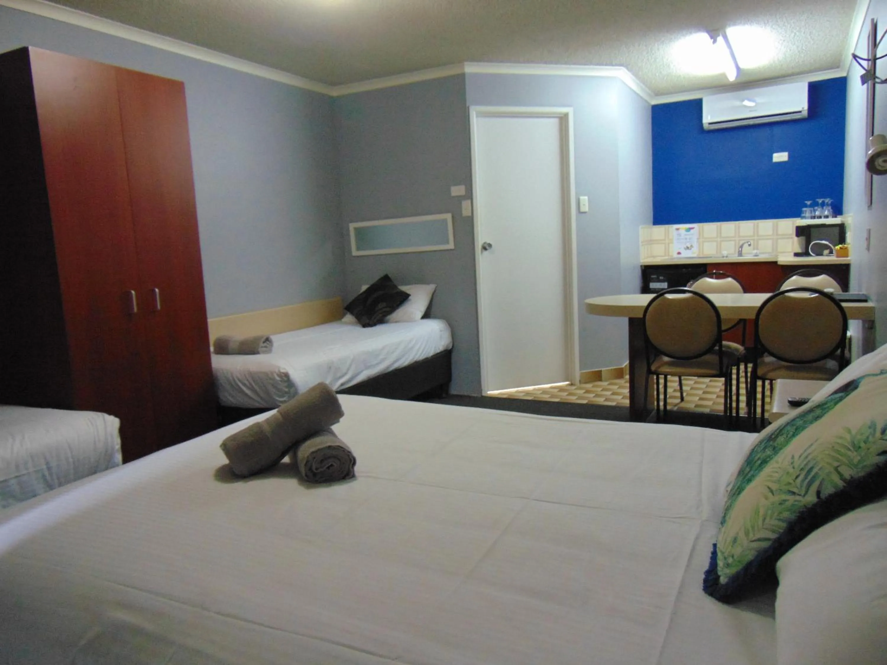 Bed in Rockhampton Court Motor Inn