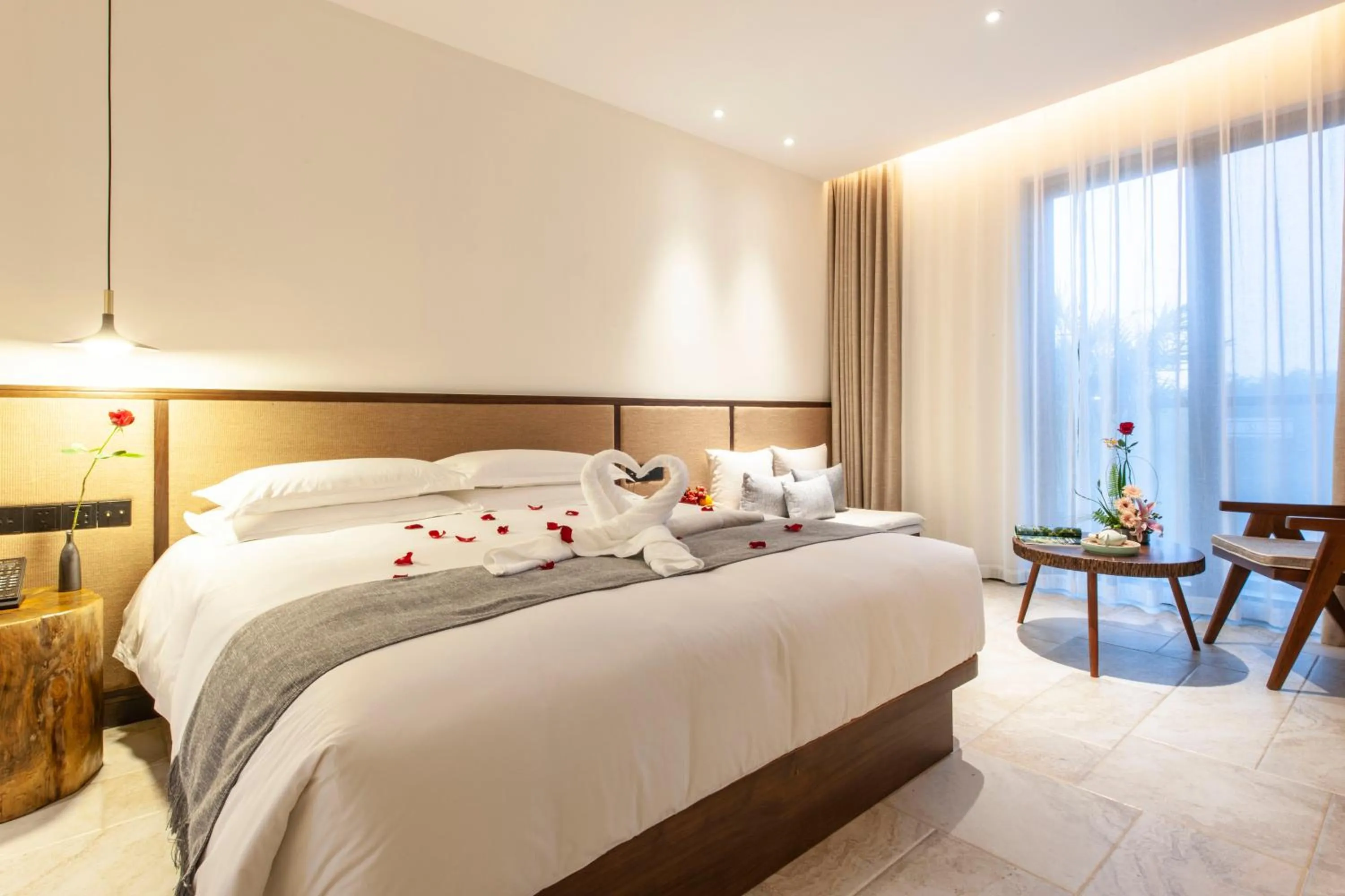 Bed in SSAW Boutique Hotel Hangzhou Liangyun