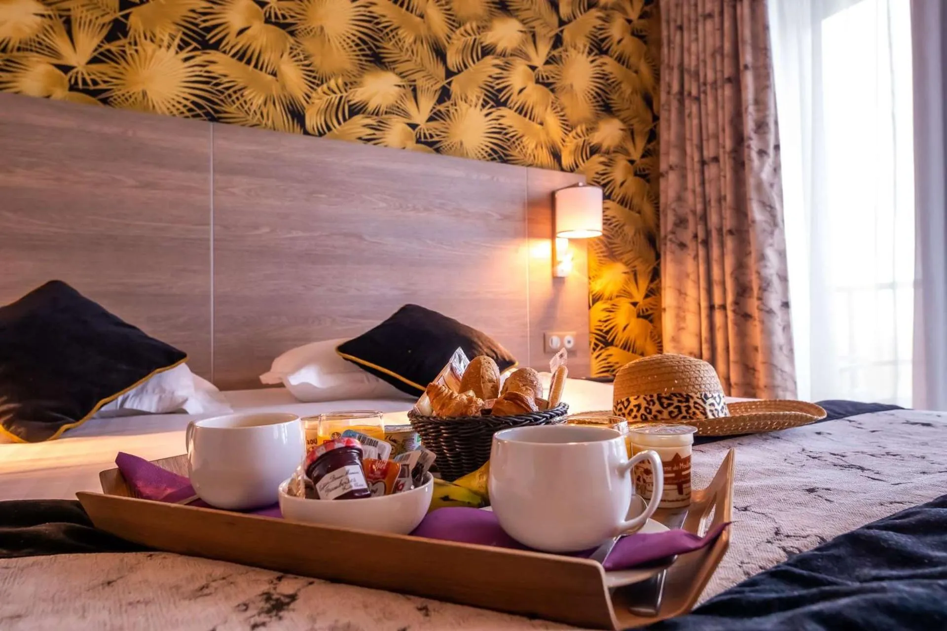 Food and drinks, Bed in Brit Hotel Eden SPA Honfleur
