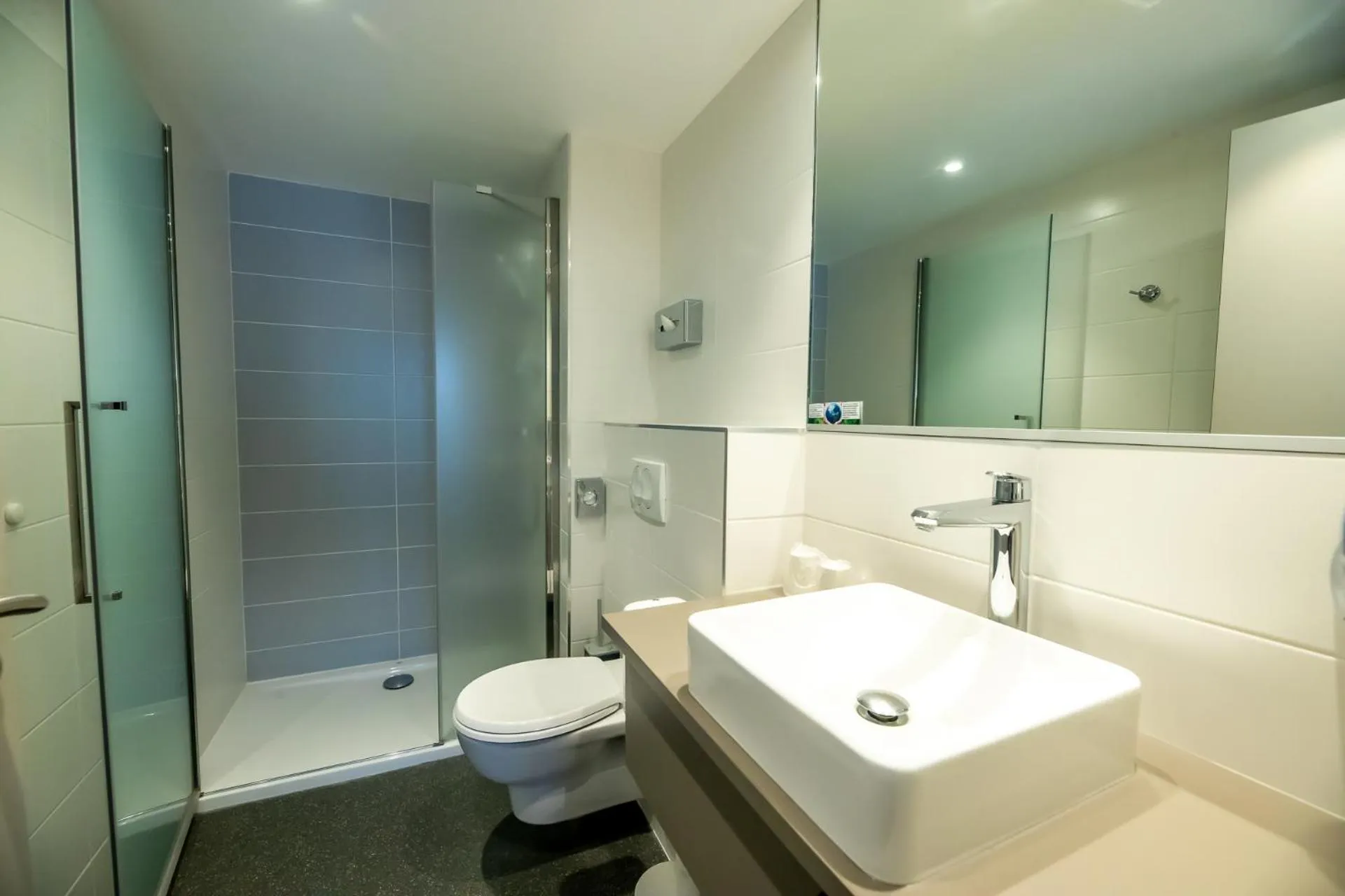 Bathroom in Brit Hotel Eden SPA Honfleur