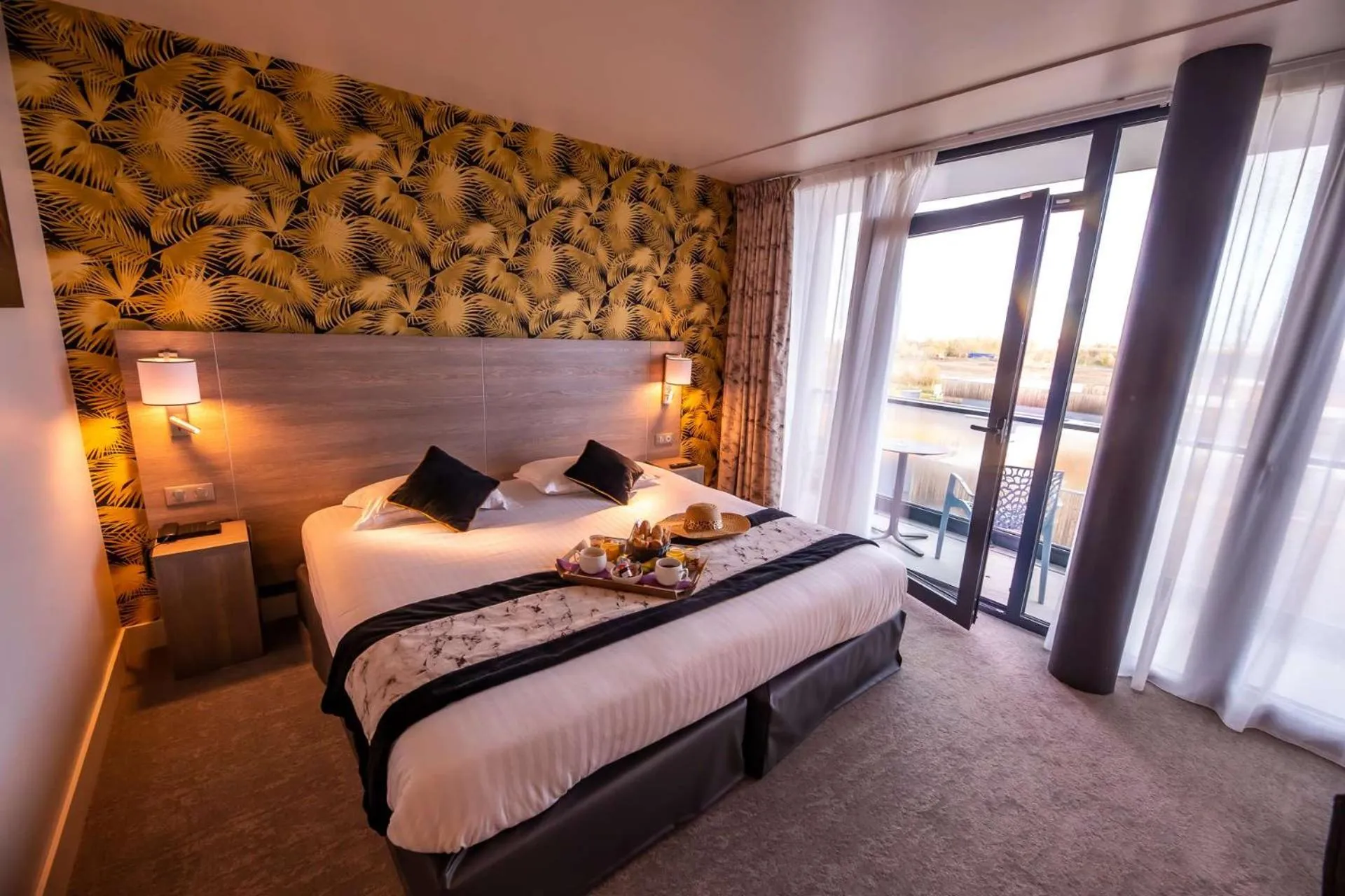 Food and drinks, Bed in Brit Hotel Eden SPA Honfleur