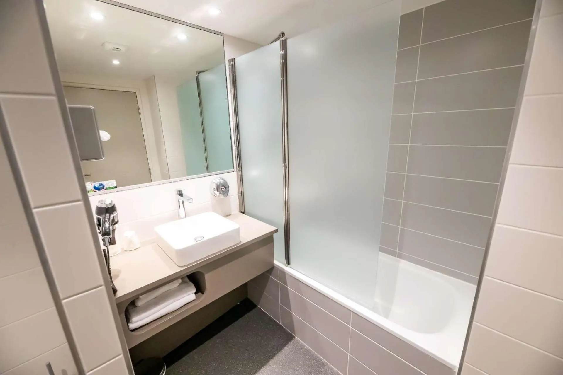 Bathroom in Brit Hotel Eden SPA Honfleur