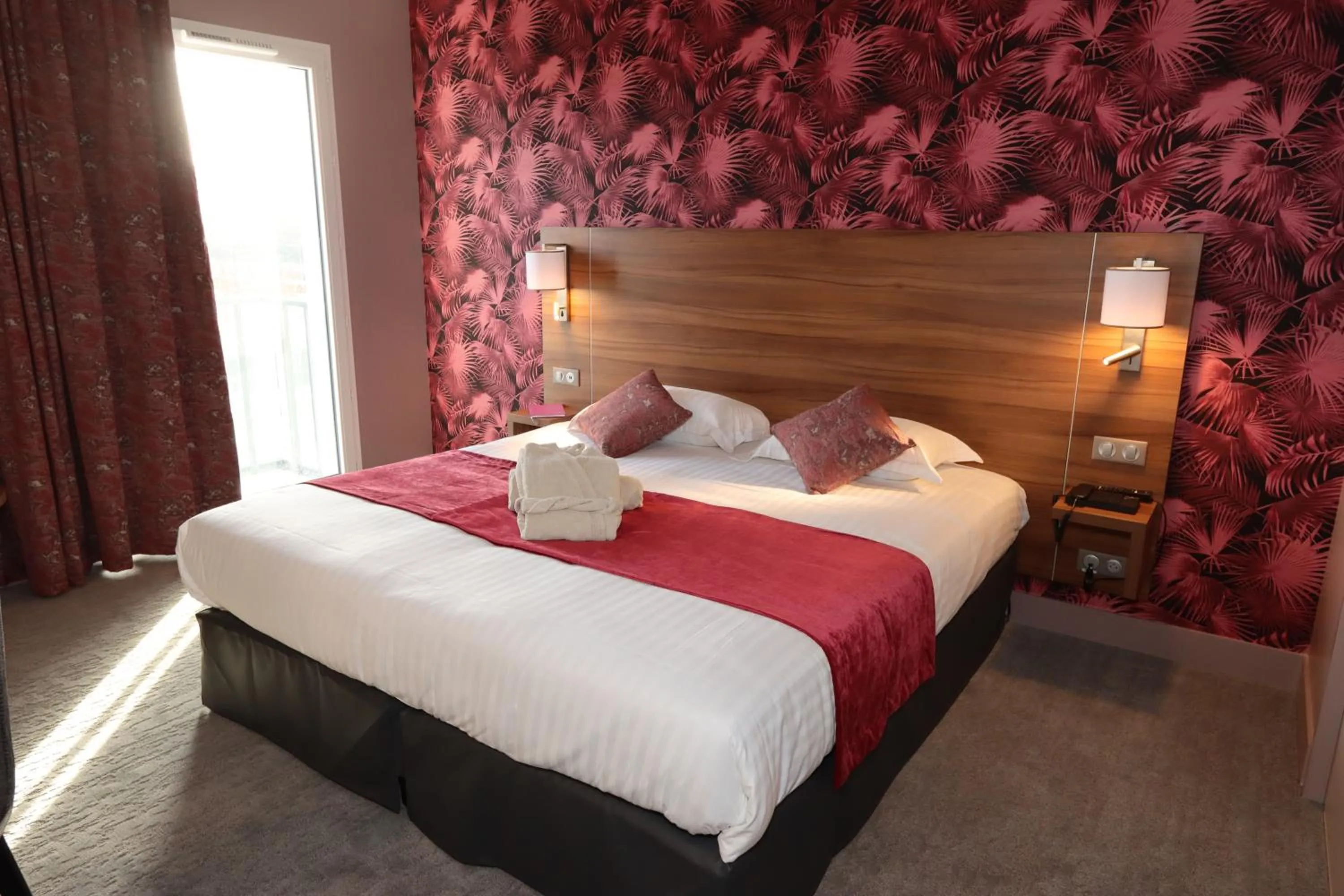 Photo of the whole room, Bed in Brit Hotel Eden SPA Honfleur