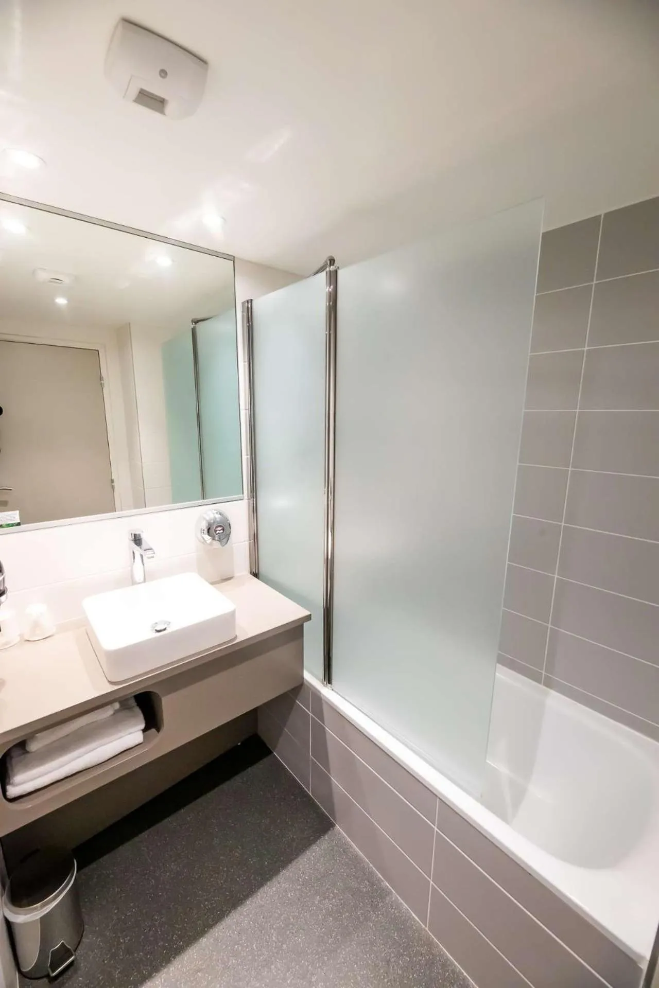 Bathroom in Brit Hotel Eden SPA Honfleur