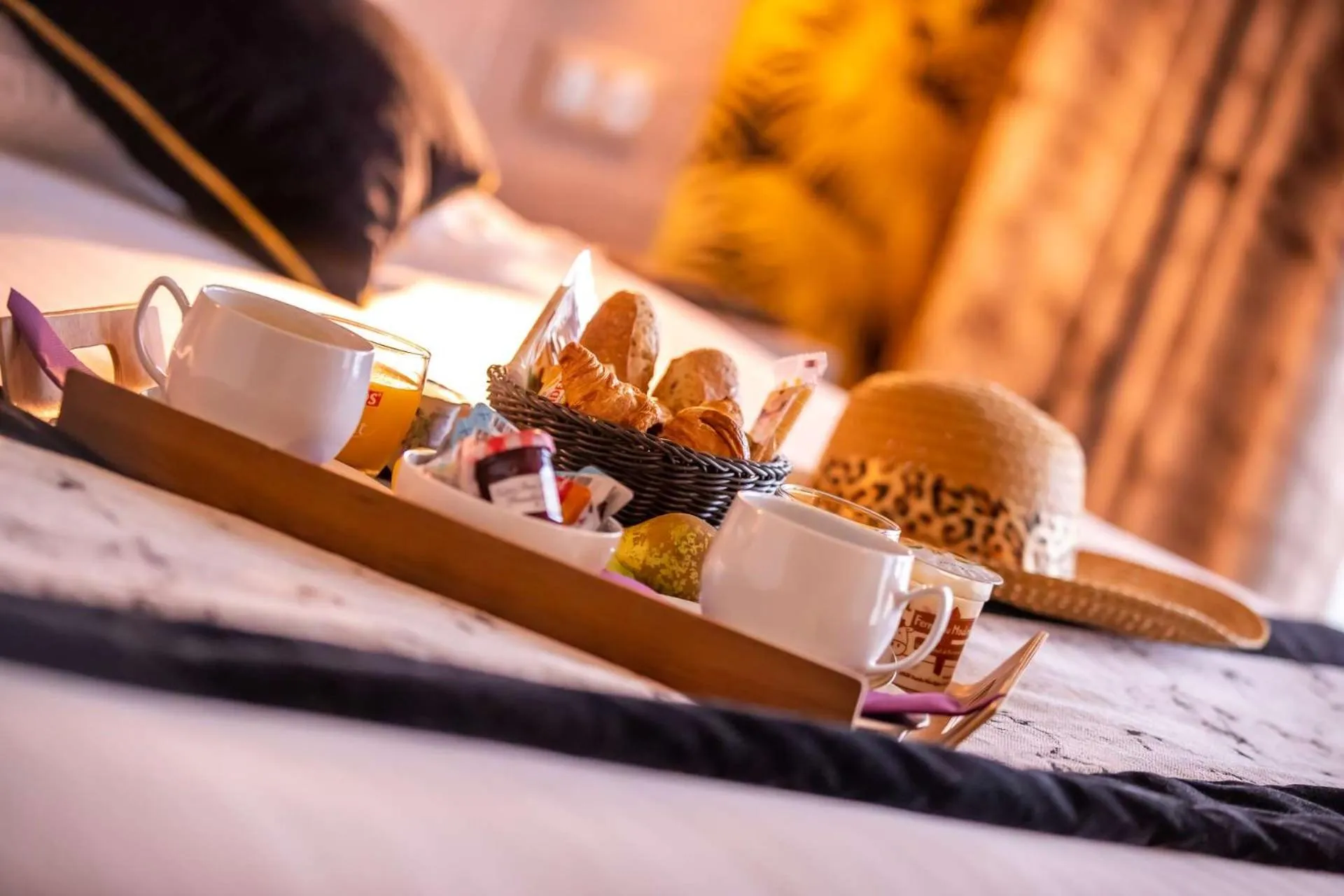 Food and drinks, Bed in Brit Hotel Eden SPA Honfleur