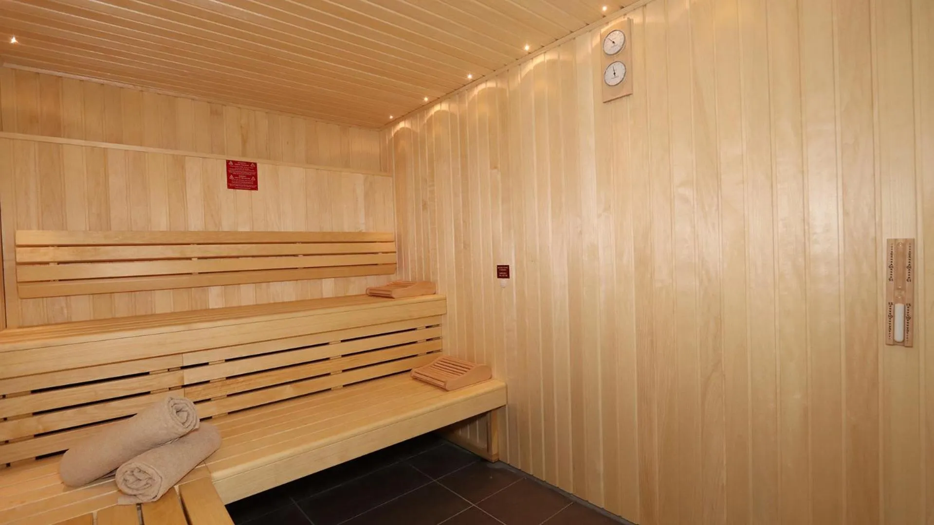 Sauna in Brit Hotel Eden SPA Honfleur