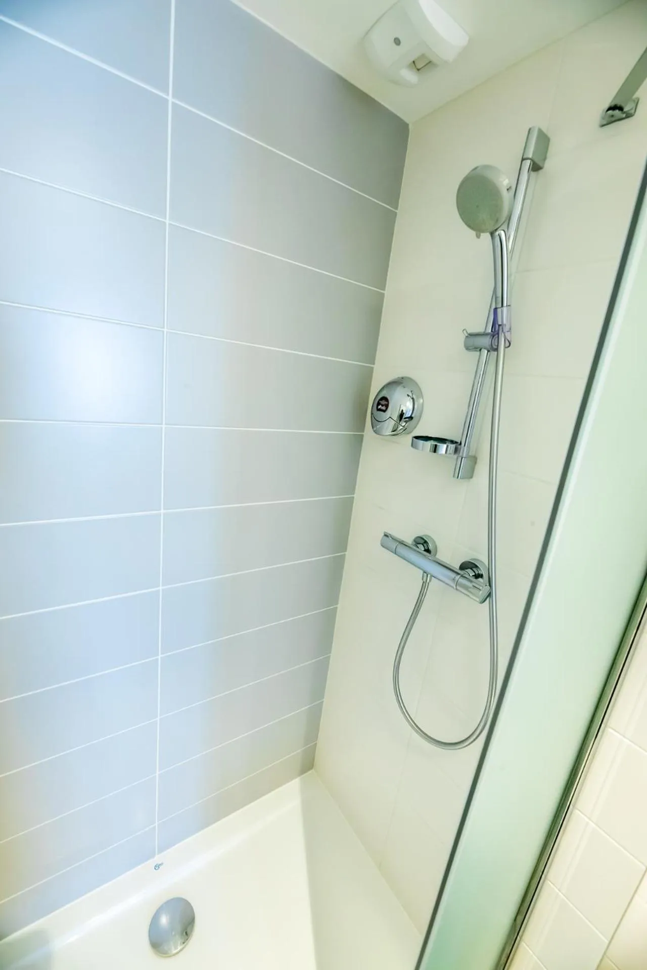 Shower in Brit Hotel Eden SPA Honfleur