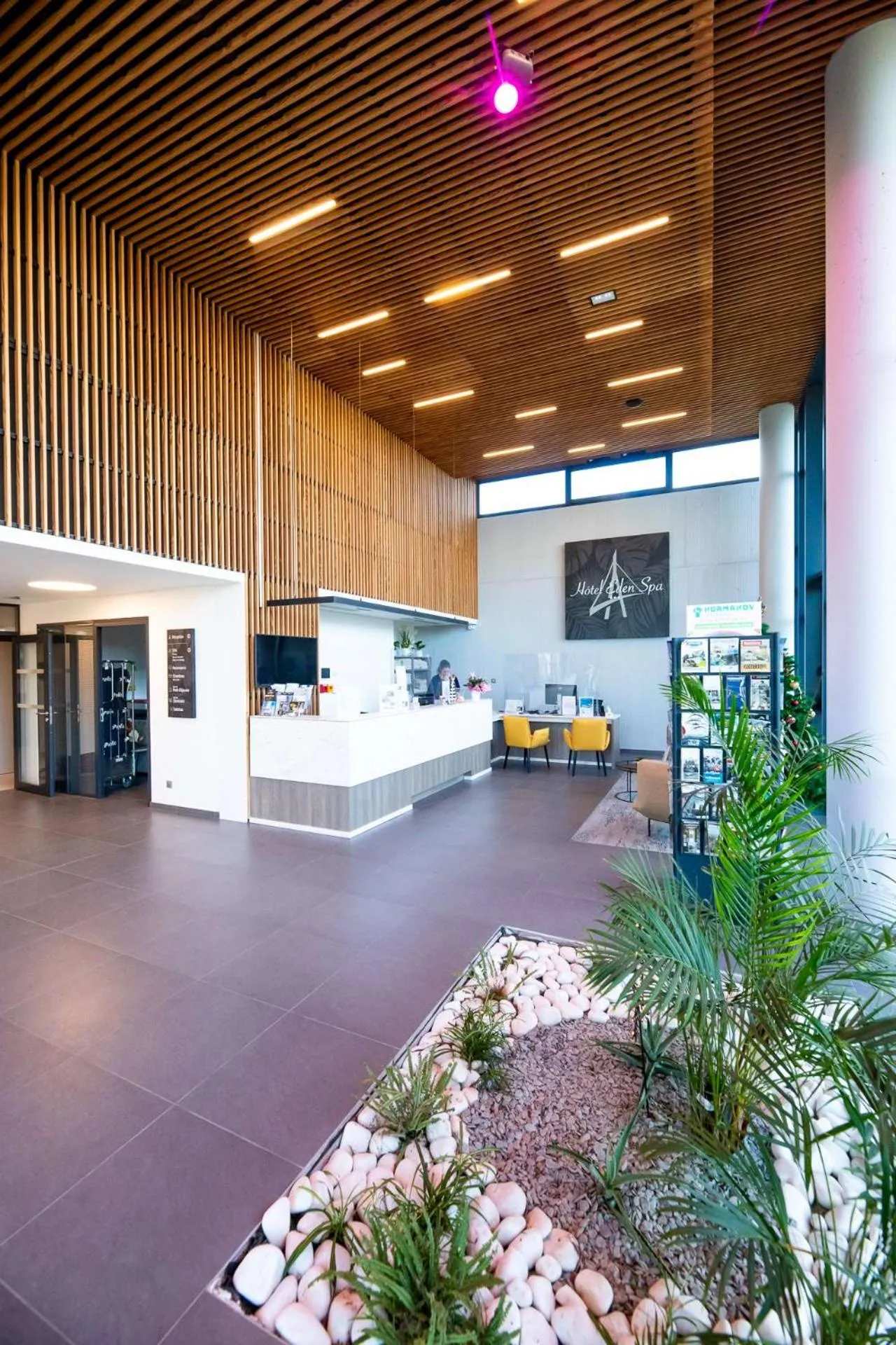 Lobby or reception in Brit Hotel Eden SPA Honfleur