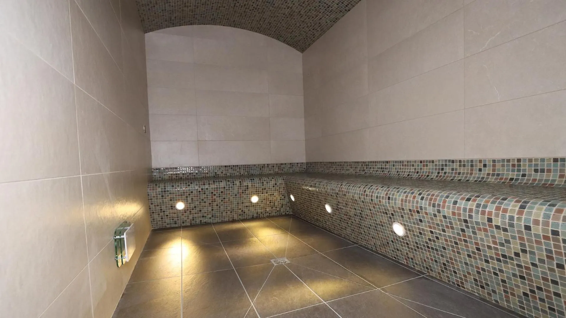 Steam room in Brit Hotel Eden SPA Honfleur