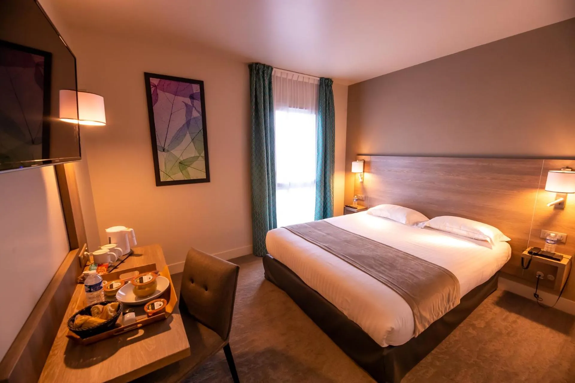 Photo of the whole room, Bed in Brit Hotel Eden SPA Honfleur