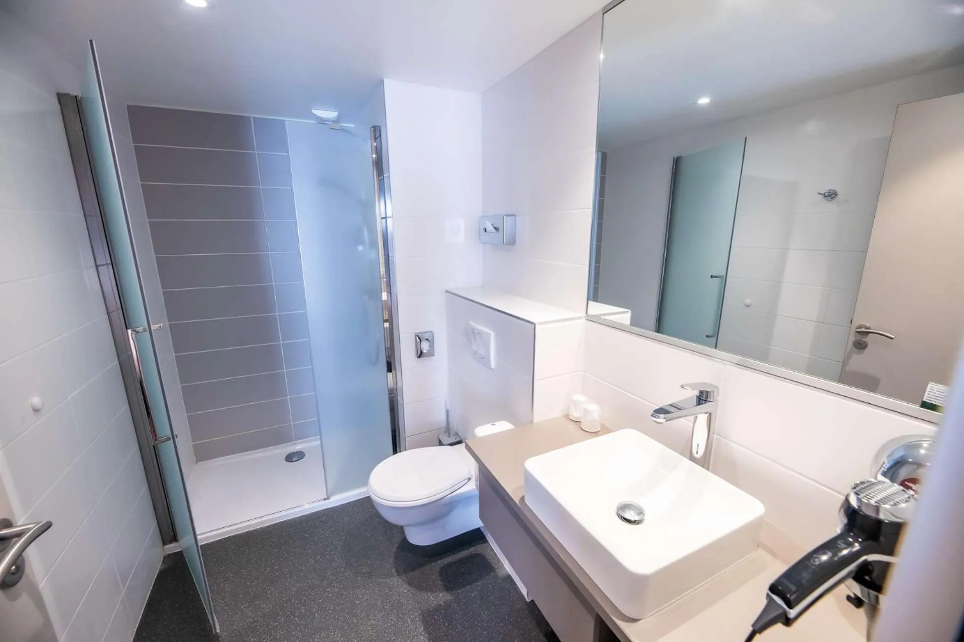 Bathroom in Brit Hotel Eden SPA Honfleur