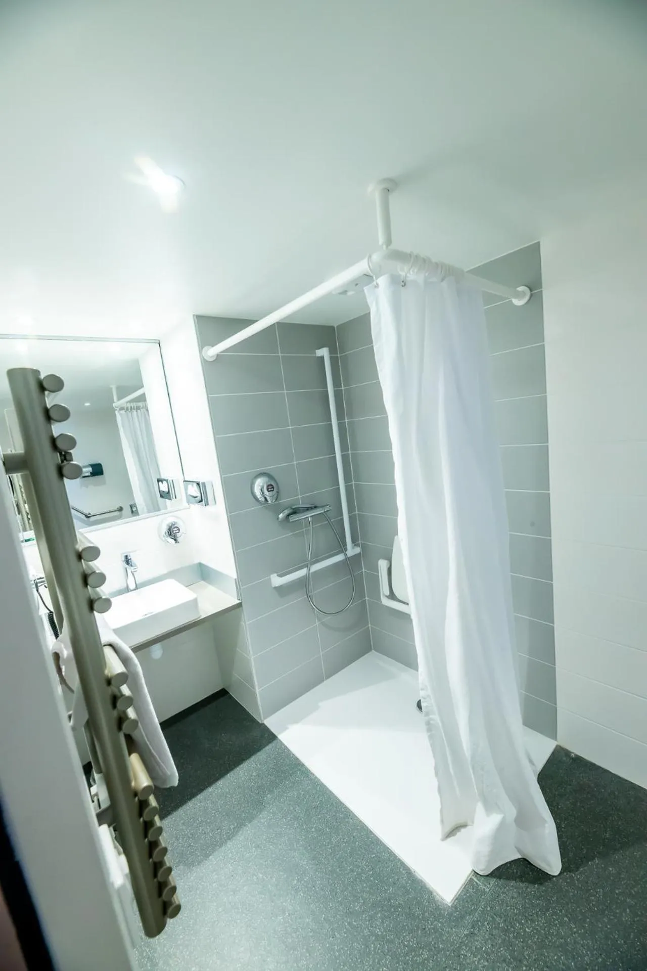 Bathroom in Brit Hotel Eden SPA Honfleur