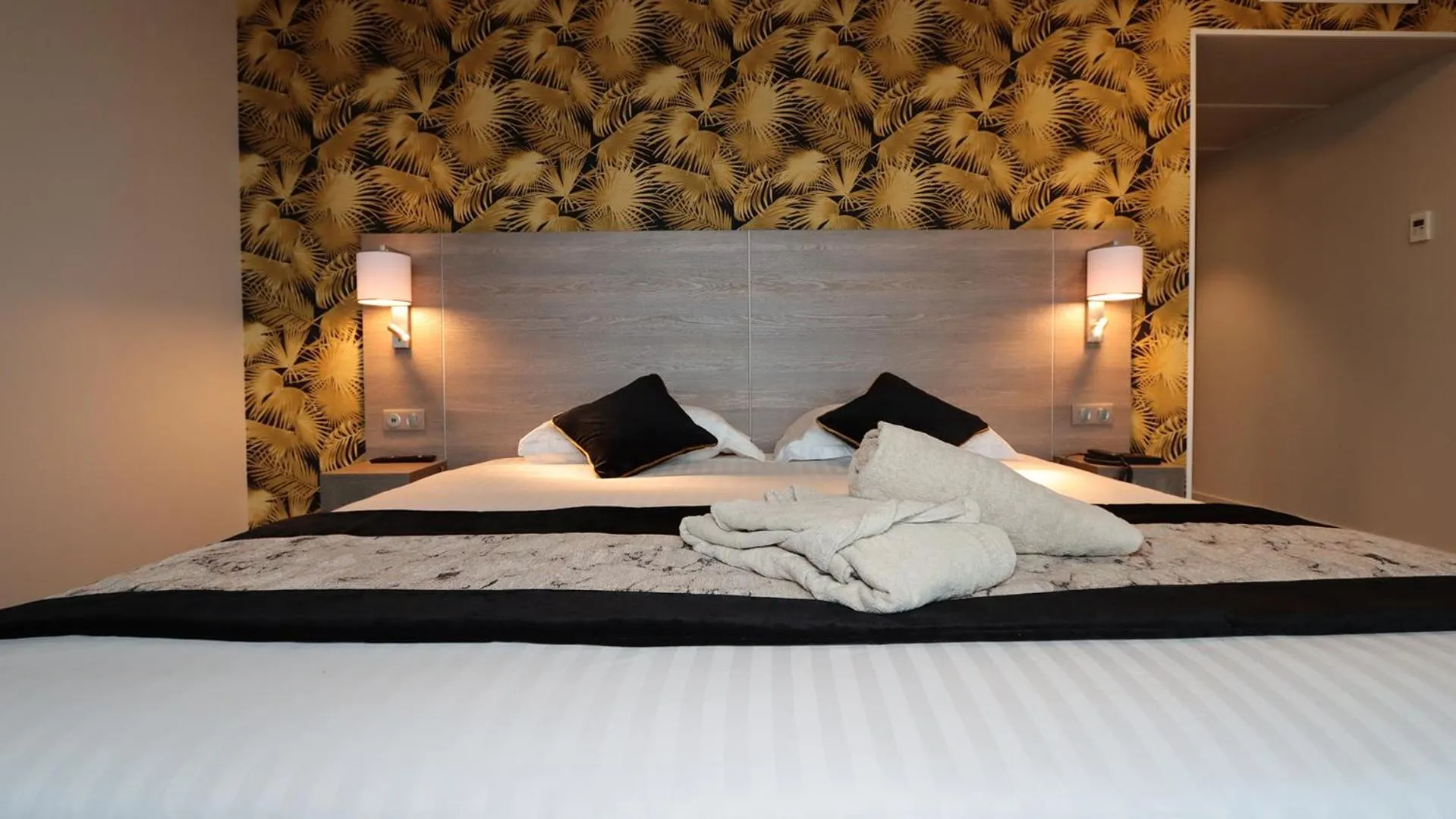 Bed in Brit Hotel Eden SPA Honfleur