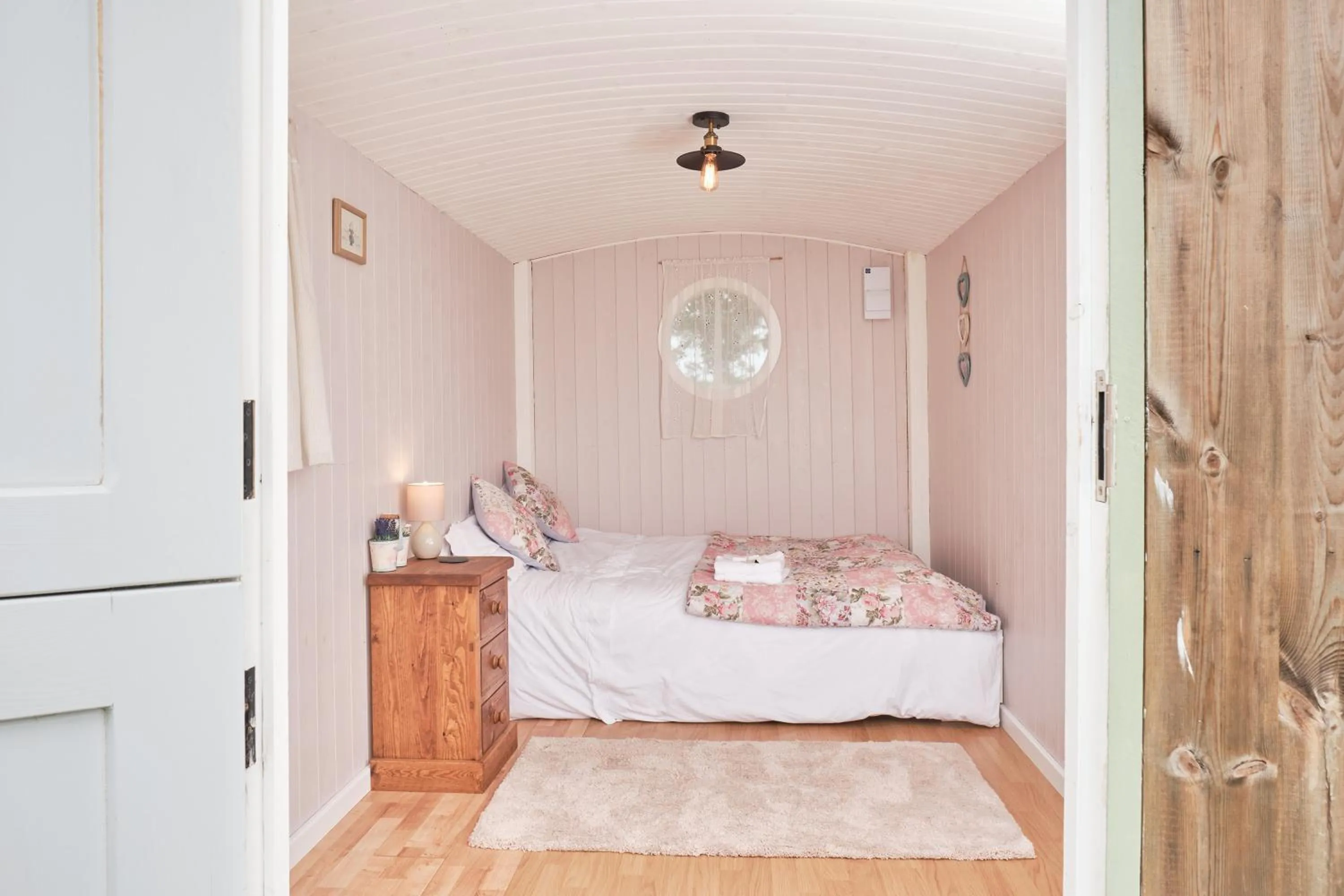 Photo of the whole room, Bed in Bridge House Barn