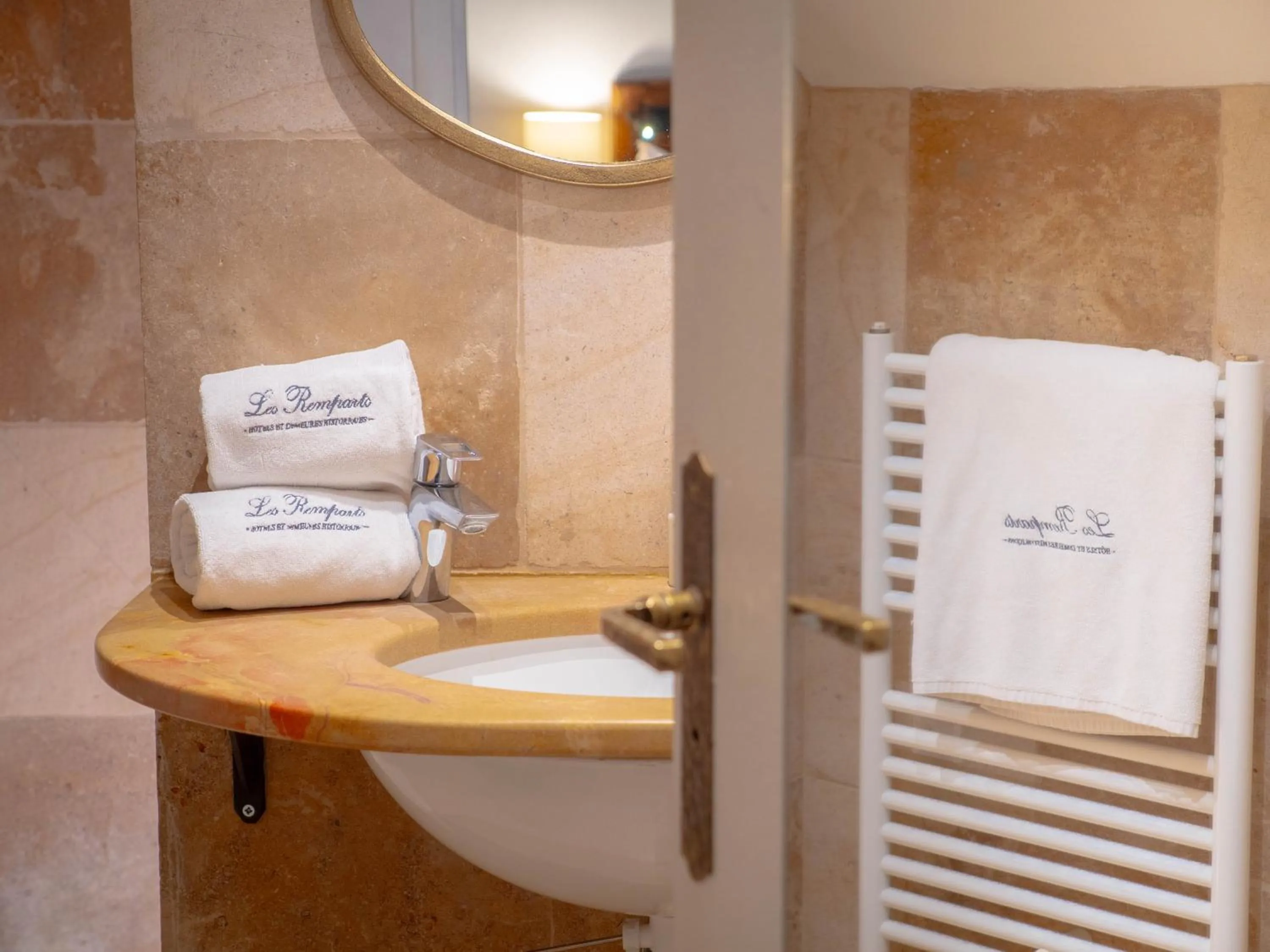 Bathroom in Les Remparts Hôtels et Demeures Historiques