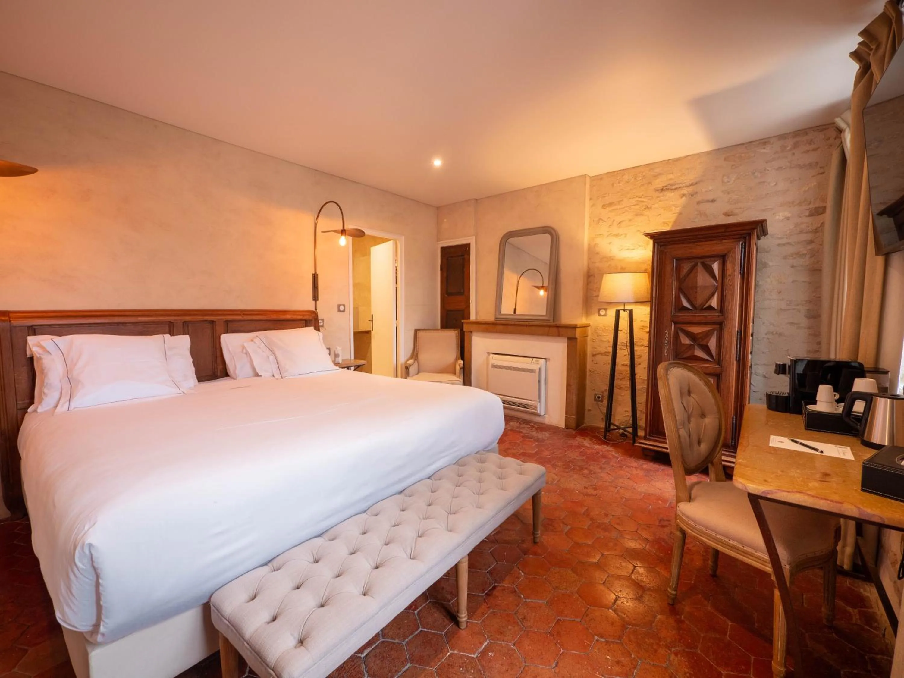 Bed in Les Remparts Hôtels et Demeures Historiques