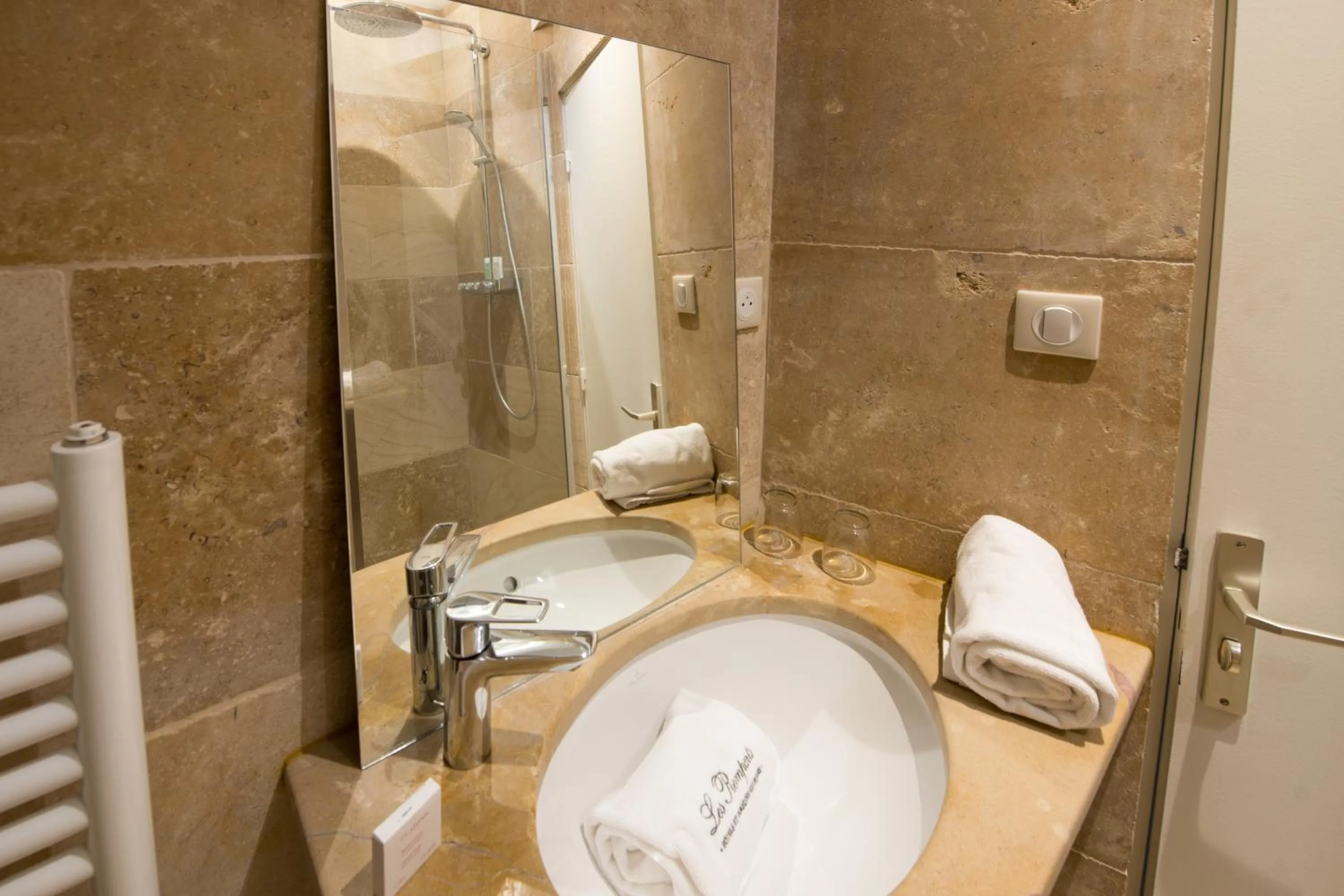 Bathroom in Les Remparts Hôtels et Demeures Historiques