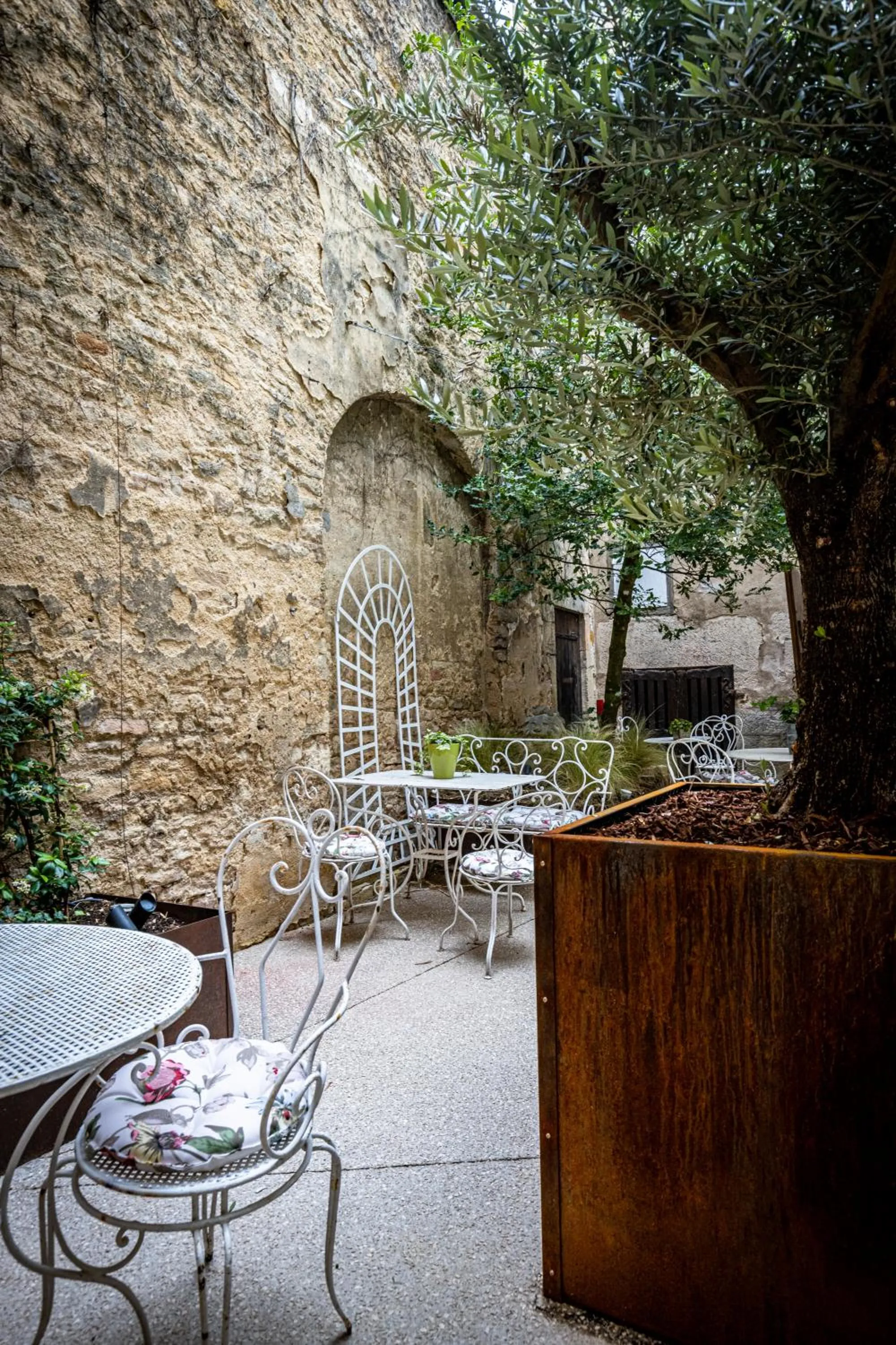 Garden in Les Remparts Hôtels et Demeures Historiques