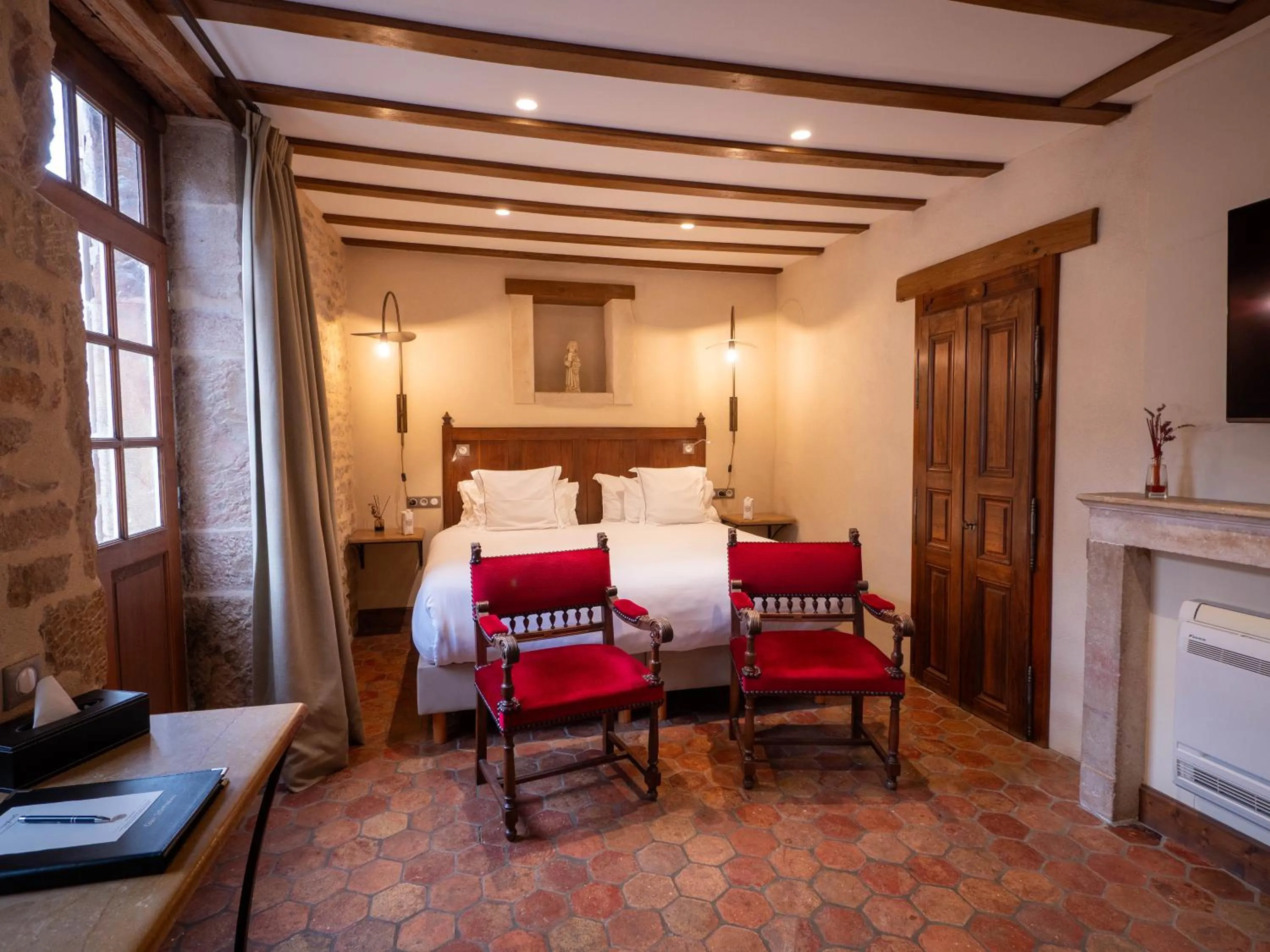 Bed in Les Remparts Hôtels et Demeures Historiques