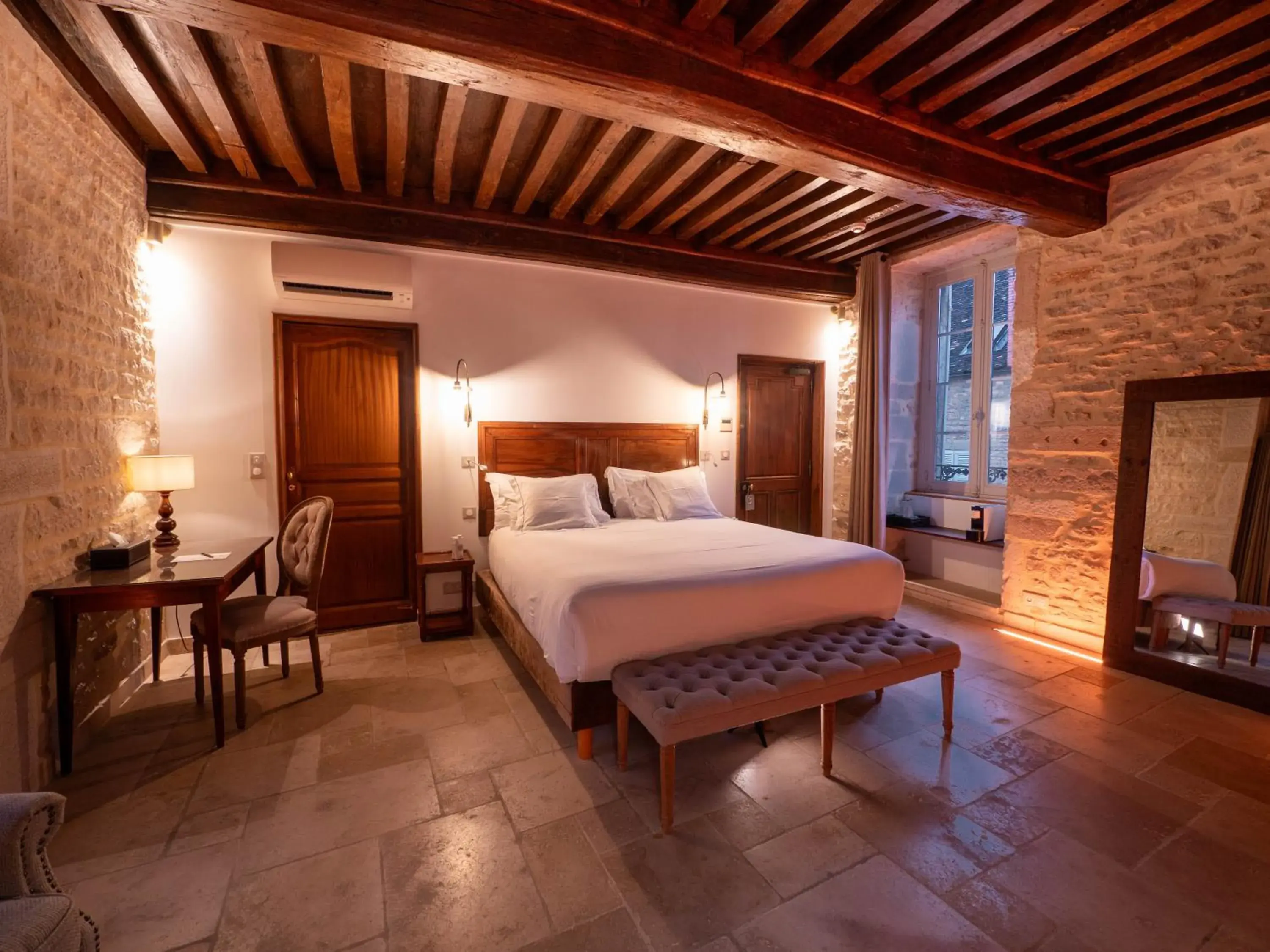Deluxe Room in Les Remparts Hôtels et Demeures Historiques Deluxe Room in Les Remparts Hôtels et Demeures Historiques