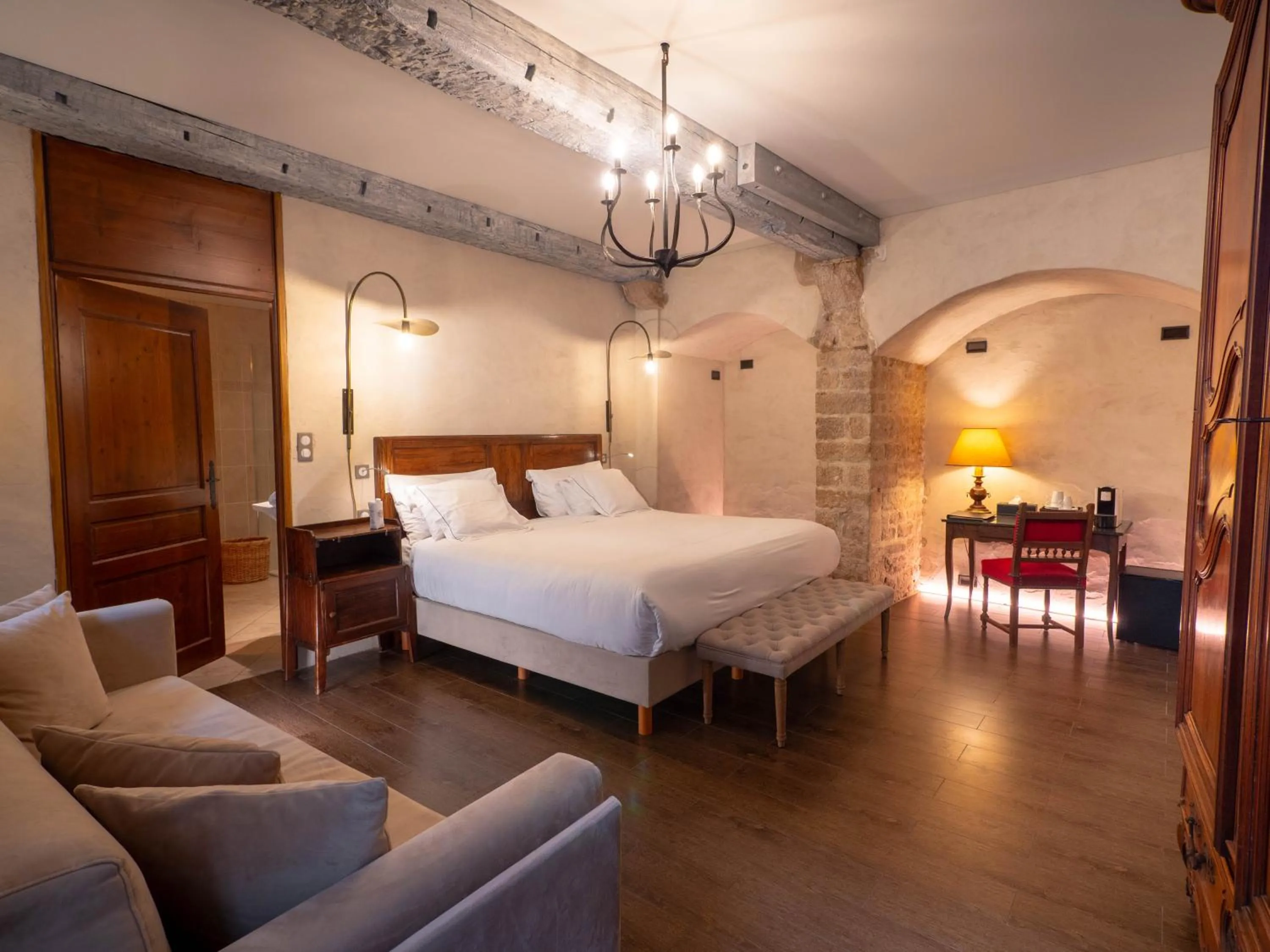 Bed in Les Remparts Hôtels et Demeures Historiques